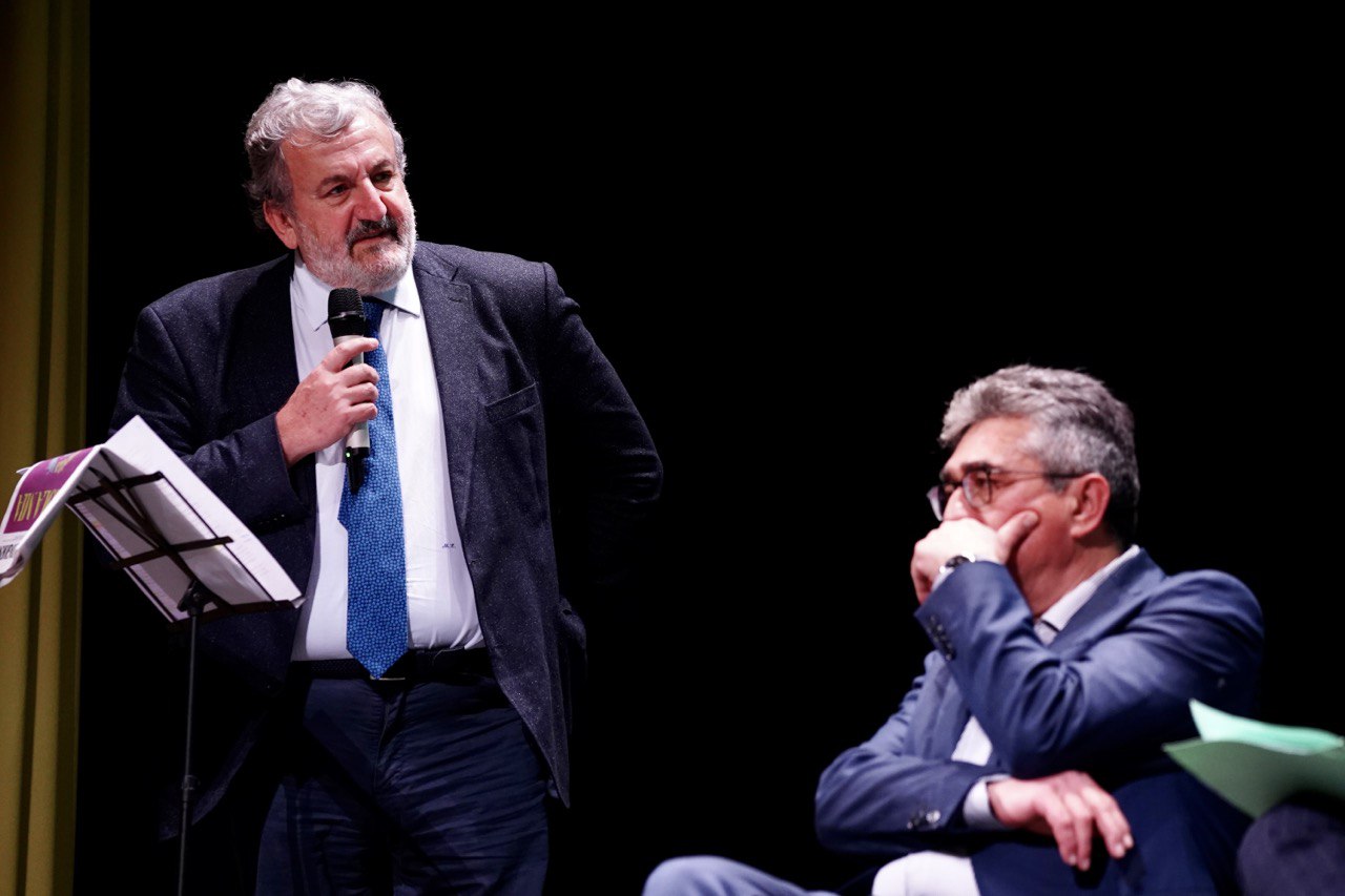 Galleria EMILIANO A “PAROLA MIA”, LA RASSEGNA PER I 135 ANNI DELLA GAZZETTA DEL MEZZOGIORNO: “DIETRO QUESTO GIORNALE CI SONO DEI SOGNI” - Diapositiva 10 di 10