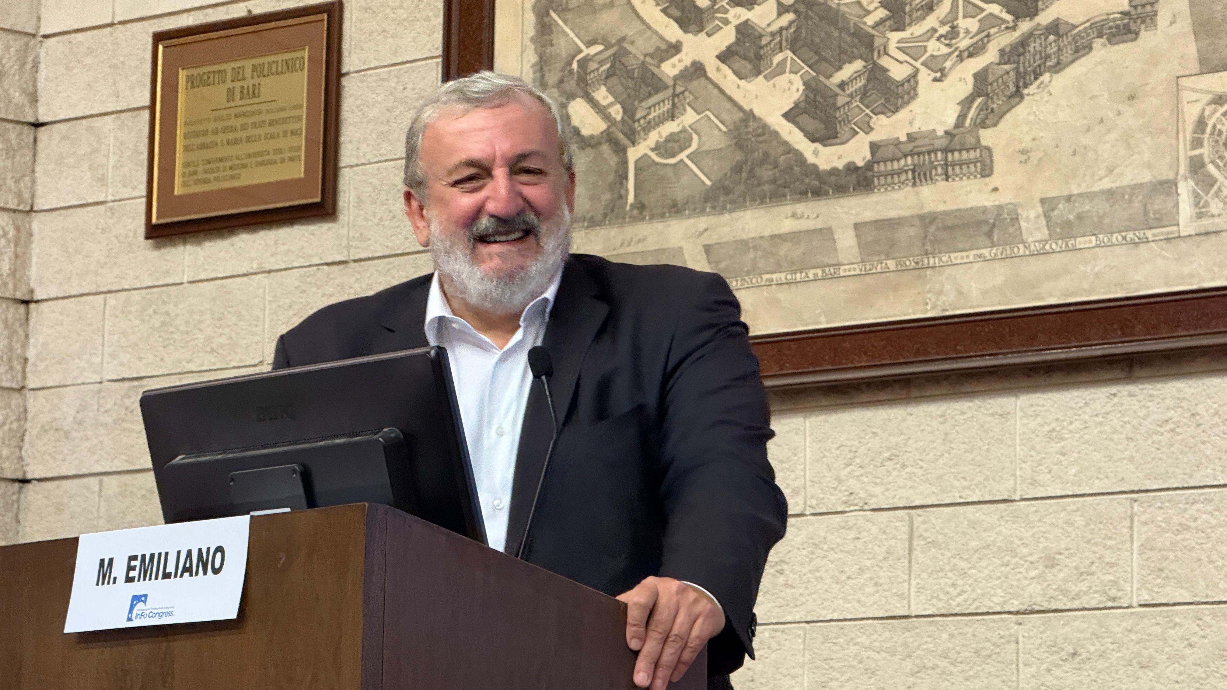 Galleria EMILIANO AL CONGRESSO SUI NUOVI ORIZZONTI DELLA CARDIOLOGIA: “LA PUGLIA PRIMA IN ITALIA PER I TRAPIANTI DI CUORE, GRAZIE ALLA GRANDE SINERGIA TRA POLICLINICO DI BARI, REGIONE E TANTI MEDICI” - Diapositiva 7 di 8