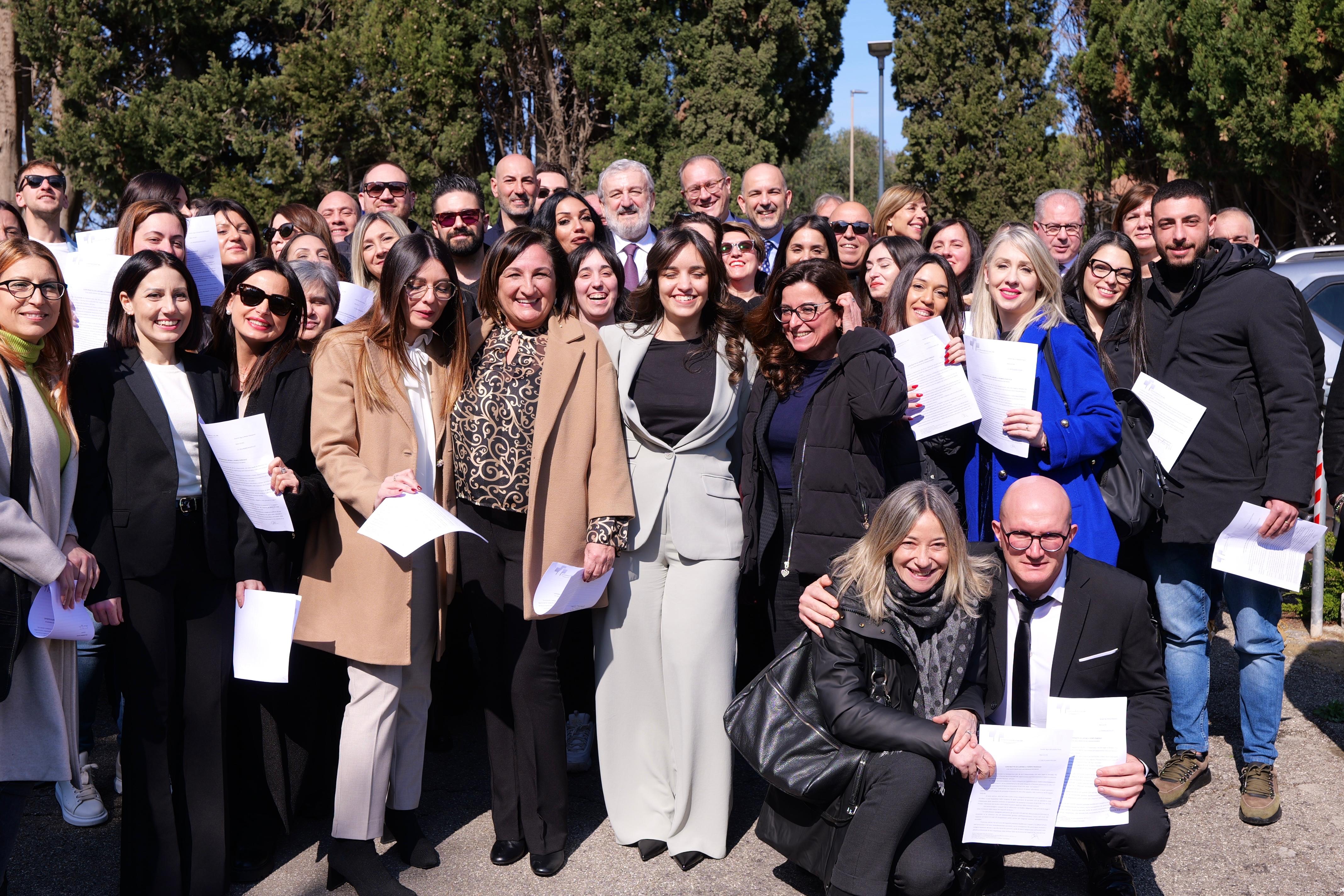 Galleria ASL BRINDISI, EMILIANO A FIRMA CONTRATTI SANITASERVICE E ALL’OSPEDALE PERRINO PER NUOVI APPARECCHI DI MEDICINA NUCLEARE E RADIOTERAPIA - Diapositiva 21 di 22