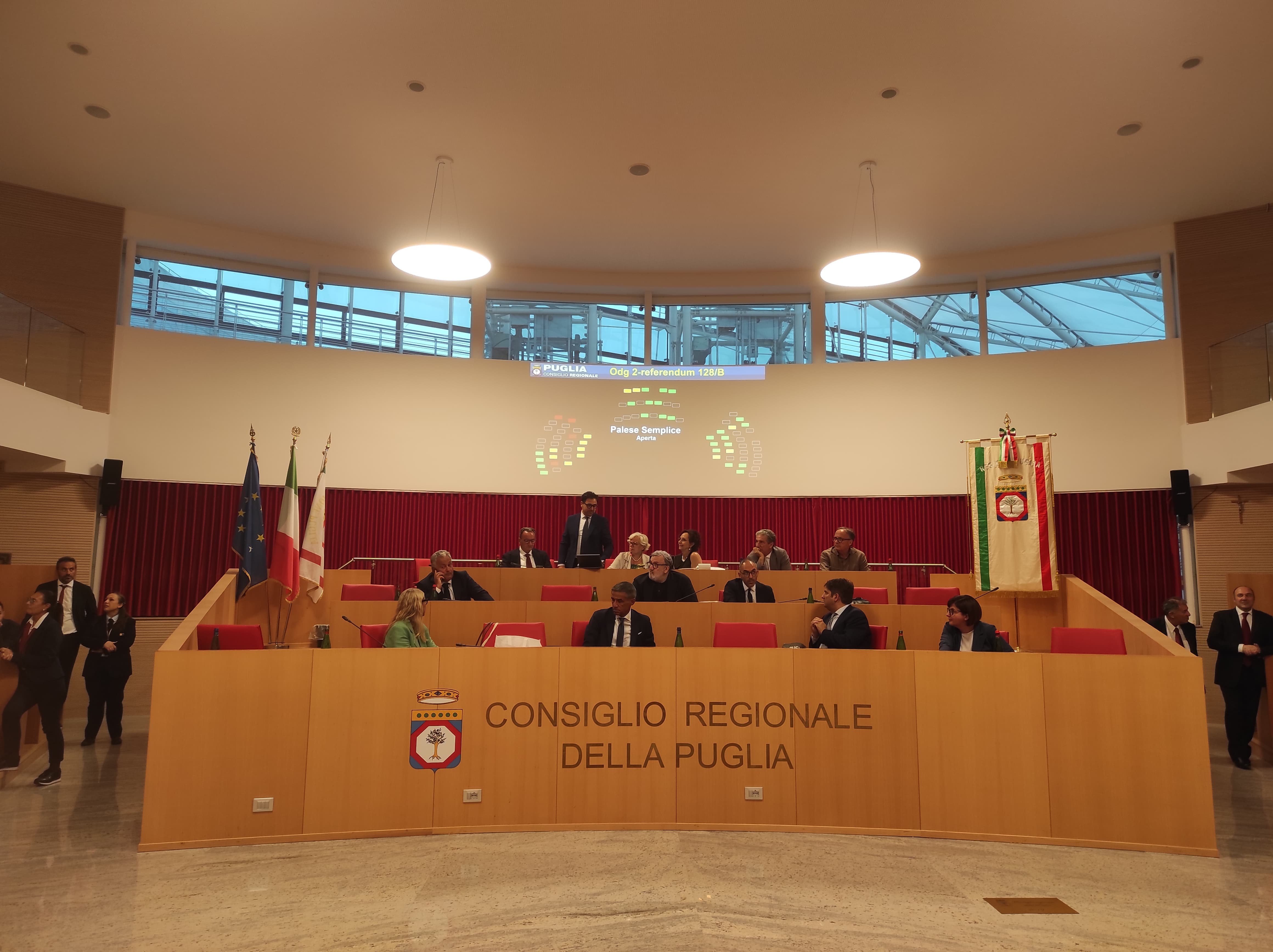 Galleria CONSIGLIO REGIONALE SUL REFERENDUM DDL CALDEROLI, DICHIARAZIONE DEL PRESIDENTE EMILIANO - Diapositiva 2 di 4