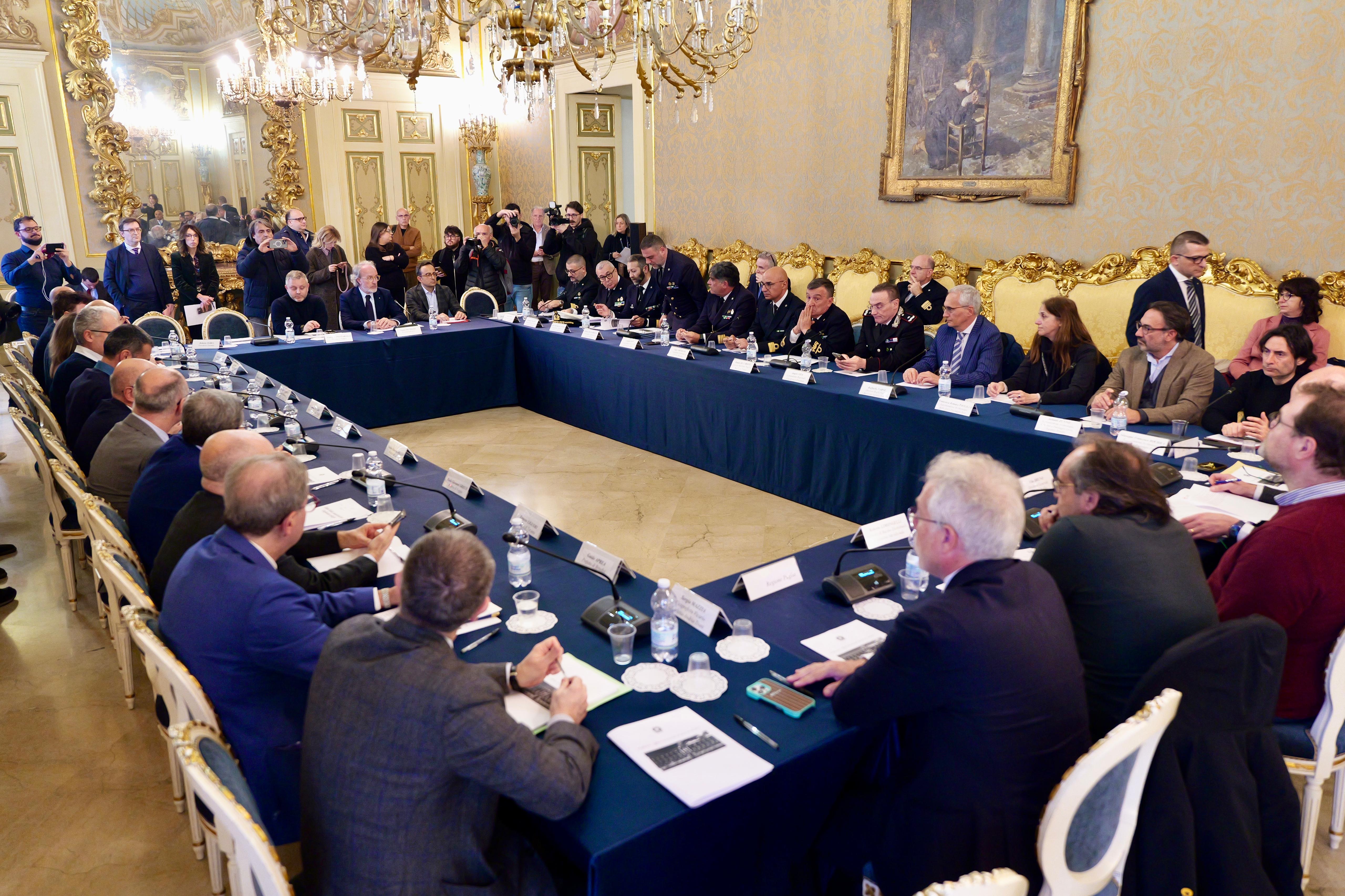 Galleria Decaro in Prefettura a Bari per riunione su manutenzione stagionale delle spiagge - Diapositiva 3 di 3