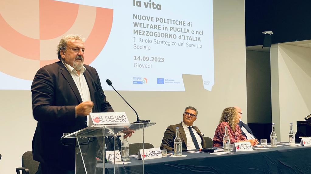 Galleria FdL 2023. Il presidente Emiliano al convegno sul welfare al Sud e sul ruolo del servizio sociale - Diapositiva 4 di 12