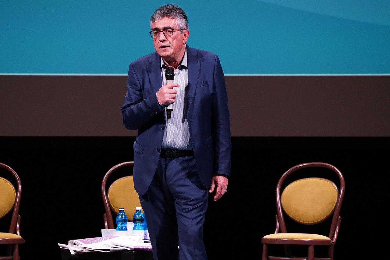 Galleria EMILIANO A “PAROLA MIA”, LA RASSEGNA PER I 135 ANNI DELLA GAZZETTA DEL MEZZOGIORNO: “DIETRO QUESTO GIORNALE CI SONO DEI SOGNI” - Diapositiva 6 di 10