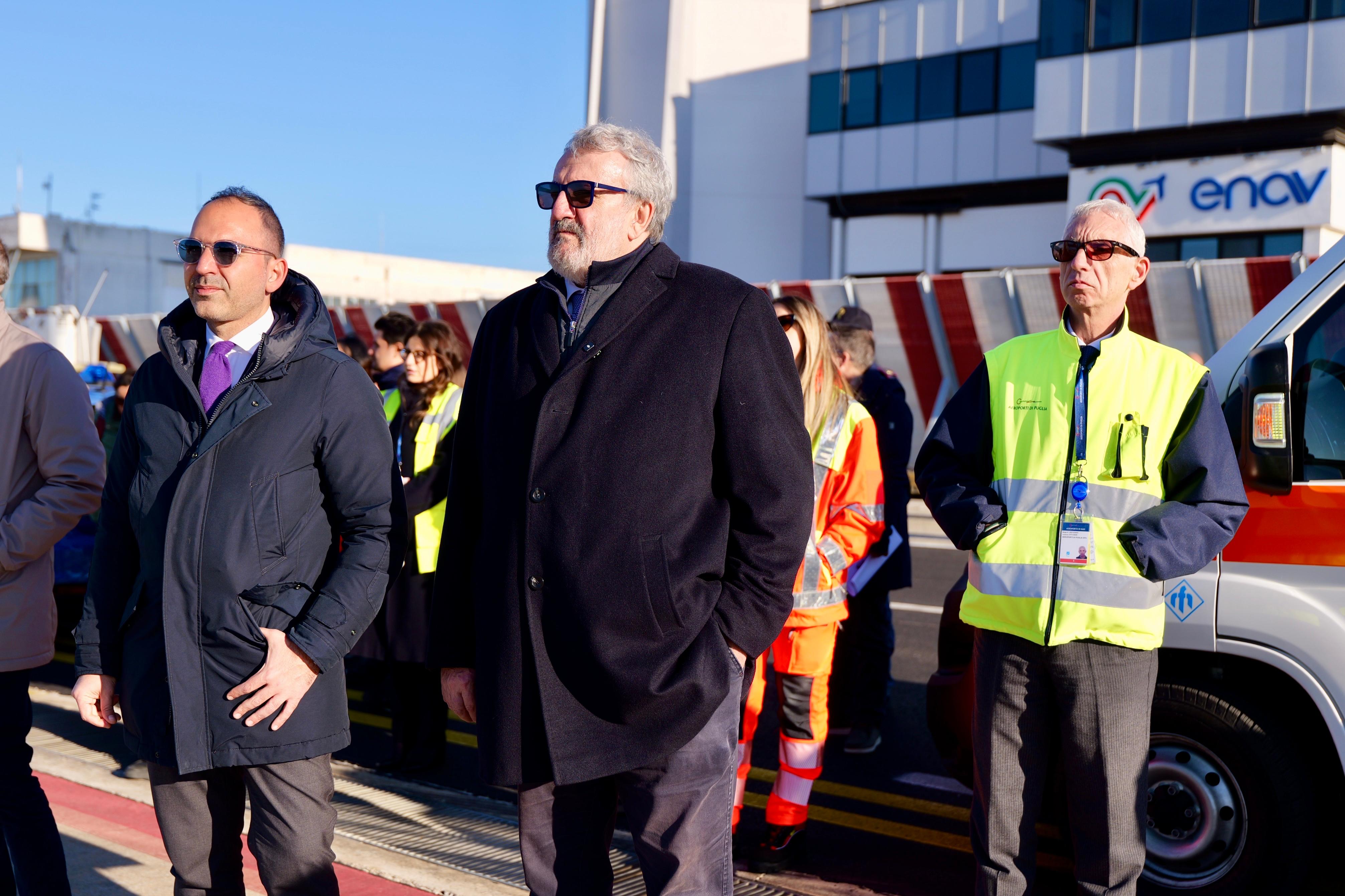 Galleria EMILIANO E PIEMONTESE ACCOLGONO UNA FAMIGLIA PALESTINESE DA GAZA CHE ACCOMPAGNA UNA BAMBINA CHE SARÀ CURATA DAL POLICLINICO DI BARI - Diapositiva 8 di 10