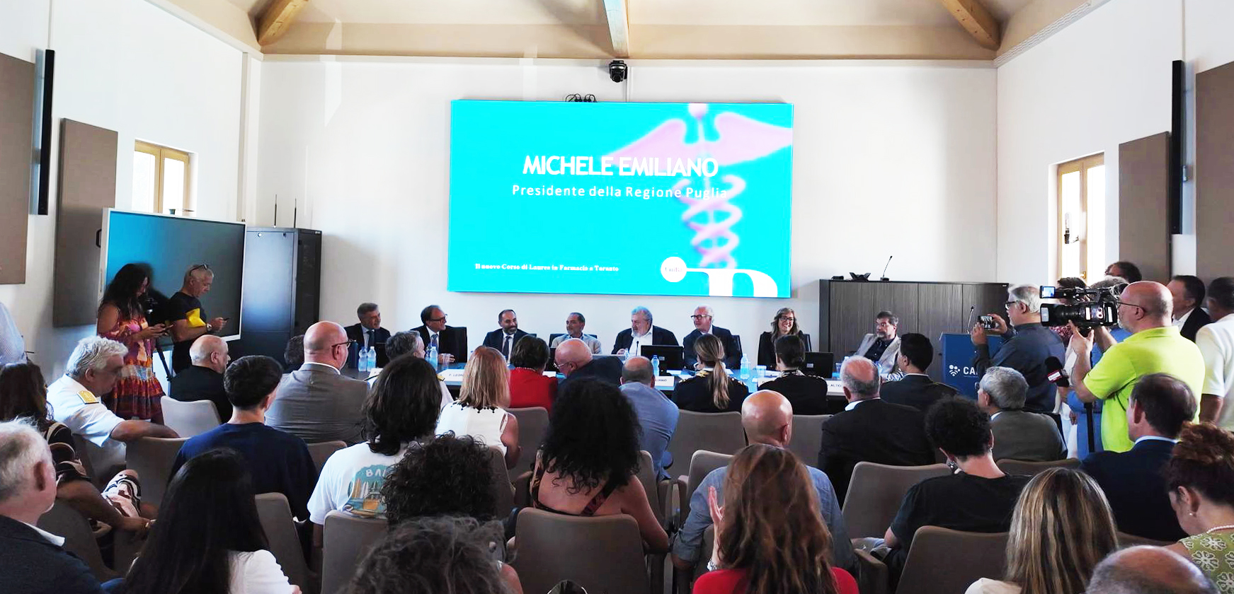 Galleria IL PRESIDENTE EMILIANO A TARANTO PER L’INAUGURAZIONE DEL NUOVO CORSO UNIBA DI FARMACIA: “LA REGIONE PUGLIA È PRONTA A SOSTENERE QUESTA NUOVA FACOLTÀ COME PER MEDICINA” - Diapositiva 4 di 4