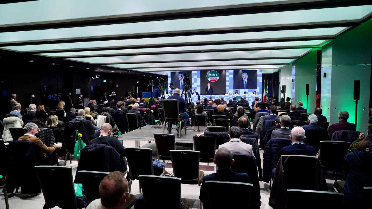 Galleria Il presidente Emiliano e gli assessori Leo, Palese, Pentassuglia al XIII Congresso regionale Cisl Puglia a Bari - Diapositiva 3 di 18