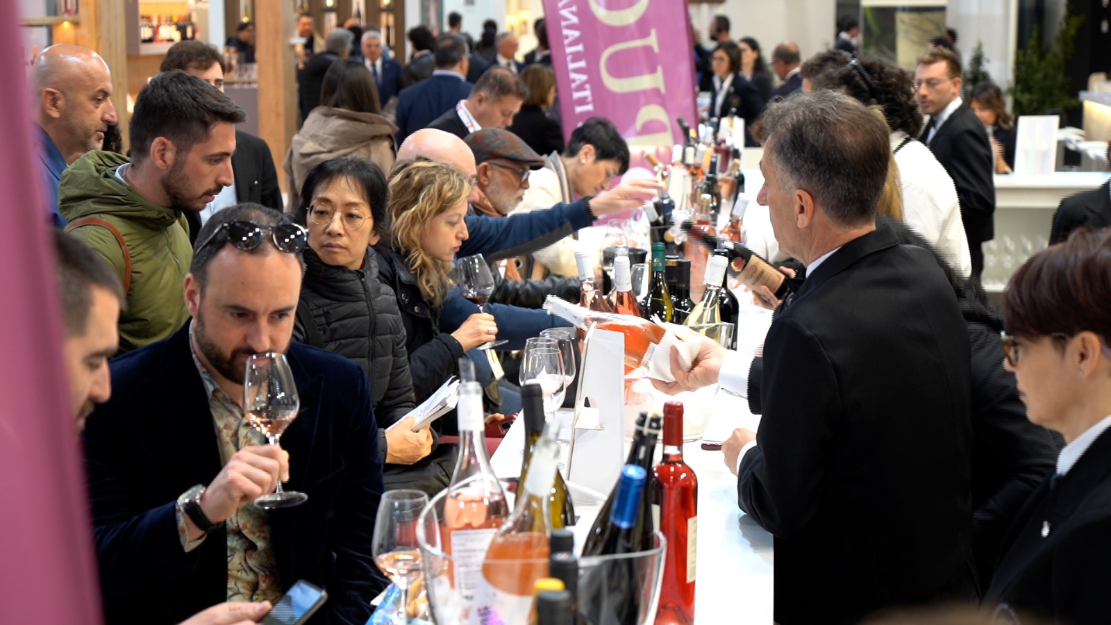Galleria Taglio del nastro della Puglia al Vinitaly 2023, Pentassuglia: “Manteniamo alto il livello del nostro settore vitivinicolo, specialmente sui mercati internazionali” - Diapositiva 6 di 13