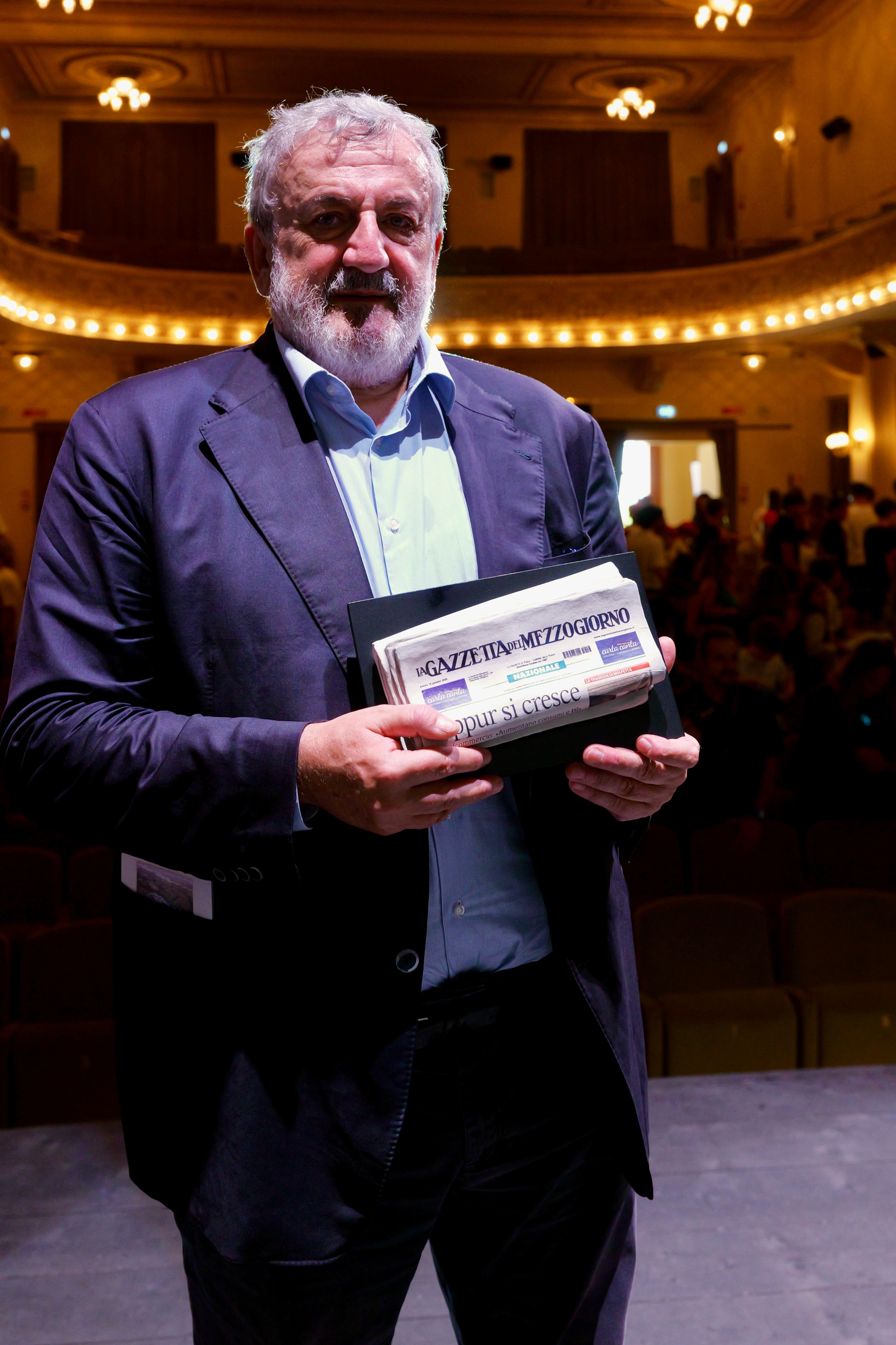 Galleria Il presidente Emiliano alla giornata conclusiva del progetto “Carta Canta”: “La lettura dei giornali quotidiani utile ai ragazzi per conservare la cultura dell’approfondimento e dello spirito critico” - Diapositiva 1 di 9