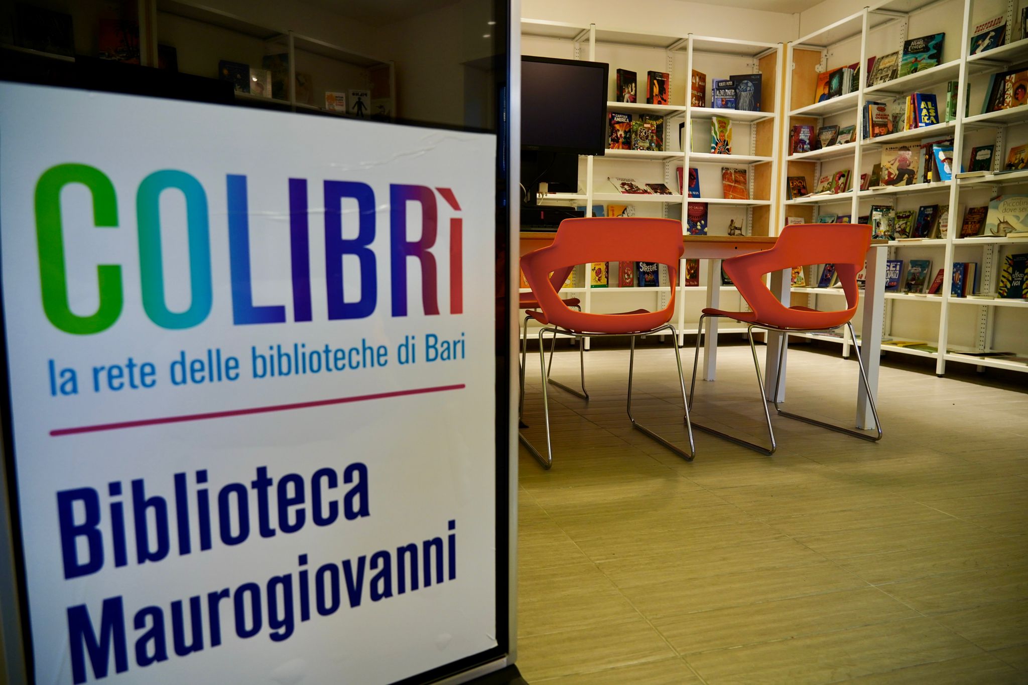 Galleria A CARBONARA L’INAUGURAZIONE DELLA COMMUNITY LIBRARY “MAUROGIOVANNI” NELLA SCUOLA DE MARINIS CON IL PRESIDENTE EMILIANO - Diapositiva 6 di 9