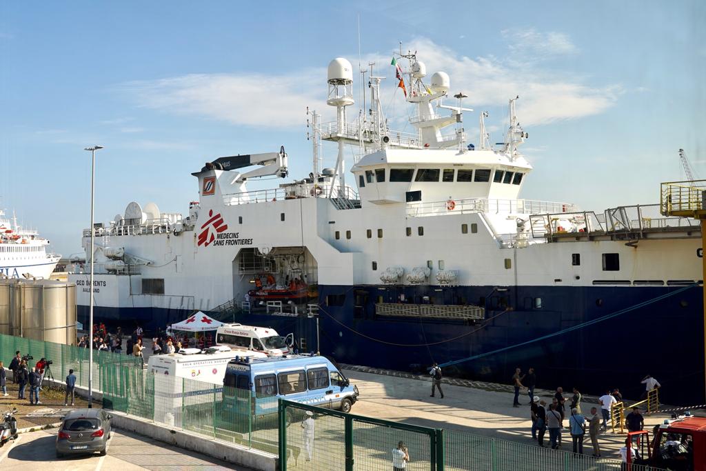 Galleria Attraccata nel terminal crociere di Bari la nave Geo Barents con 600 persone soccorse - Diapositiva 9 di 9
