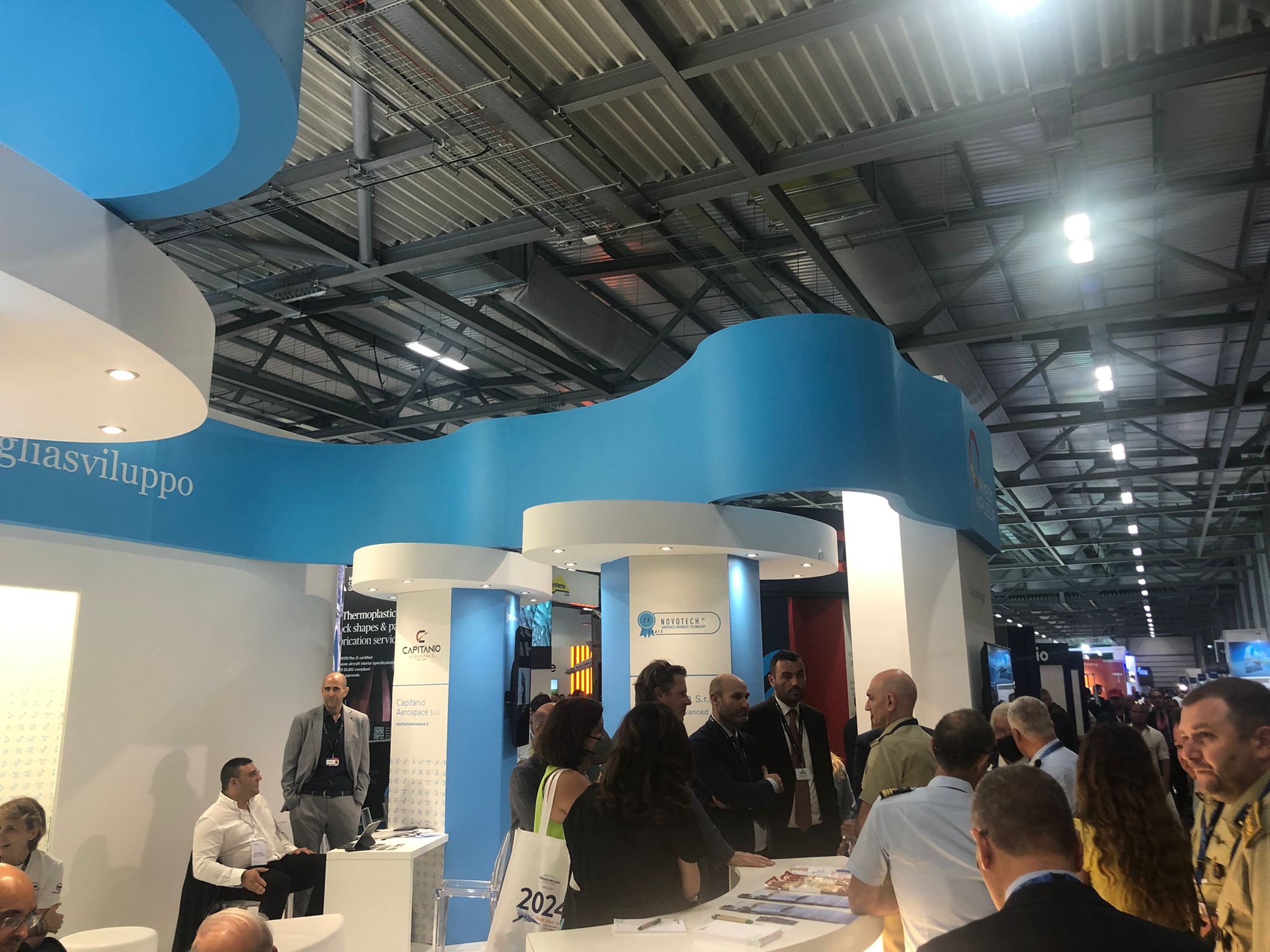 Galleria Farnborough International Airshow 2022. Annunciata da Regione Puglia, Enac, Aeroporti di Puglia e Distretto Tecnologico Aerospaziale la prossima edizione del Mediterranean Aerospace Matching (Mam) - Diapositiva 3 di 3