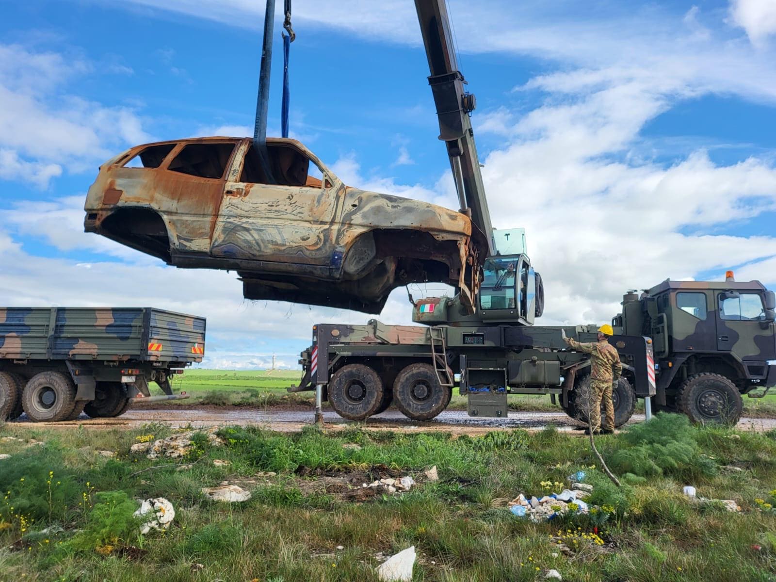 Galleria PLAUSO PRESIDENTE EMILIANO A OPERAZIONE “ALTA MURGIA CLEAN UP” CON ESERCITO, PARCO NAZIONALE ALTA MURGIA E ARIF CONTRO ABBANDONO DEI RIFIUTI - Diapositiva 8 di 8
