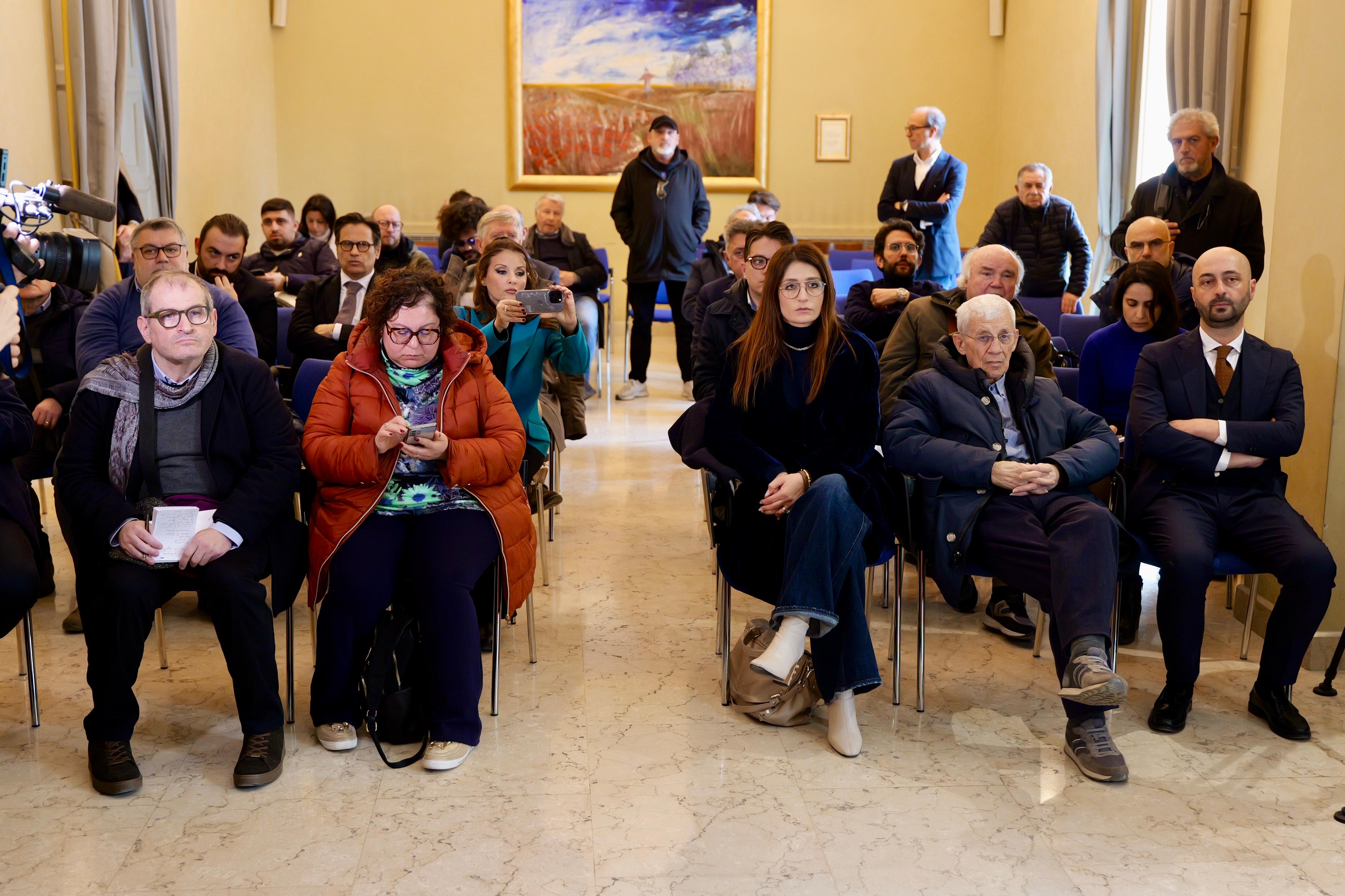 Galleria Dismissione e riqualificazione discarica ex Tradeco di Altamura (Ba), Emiliano e Triggiani: “Il Comune protagonista del cambiamento con il supporto di Regione Puglia” - Diapositiva 5 di 8