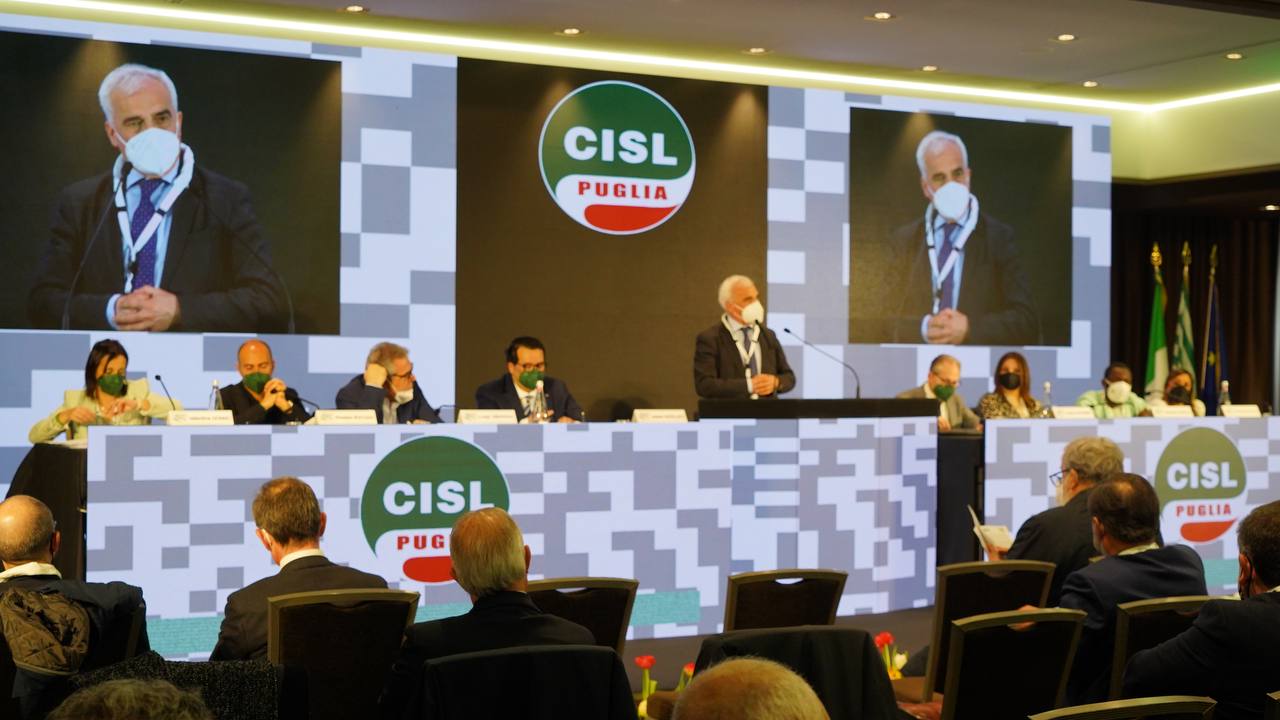 Galleria Il presidente Emiliano e gli assessori Leo, Palese, Pentassuglia al XIII Congresso regionale Cisl Puglia a Bari - Diapositiva 11 di 18