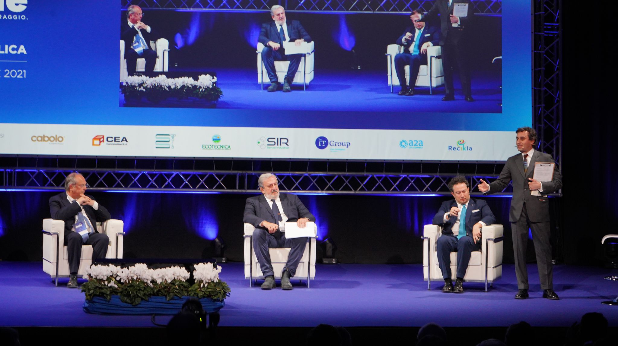 Galleria EMILIANO ALL’ASSEMBLEA DI CONFINDUSTRIA BRINDISI:  “VOGLIAMO TRASFORMARE BRINDISI NELLA CAPITALE DELL’INNOVAZIONE TECNOLOGICA DEL SALENTO” - Diapositiva 3 di 24