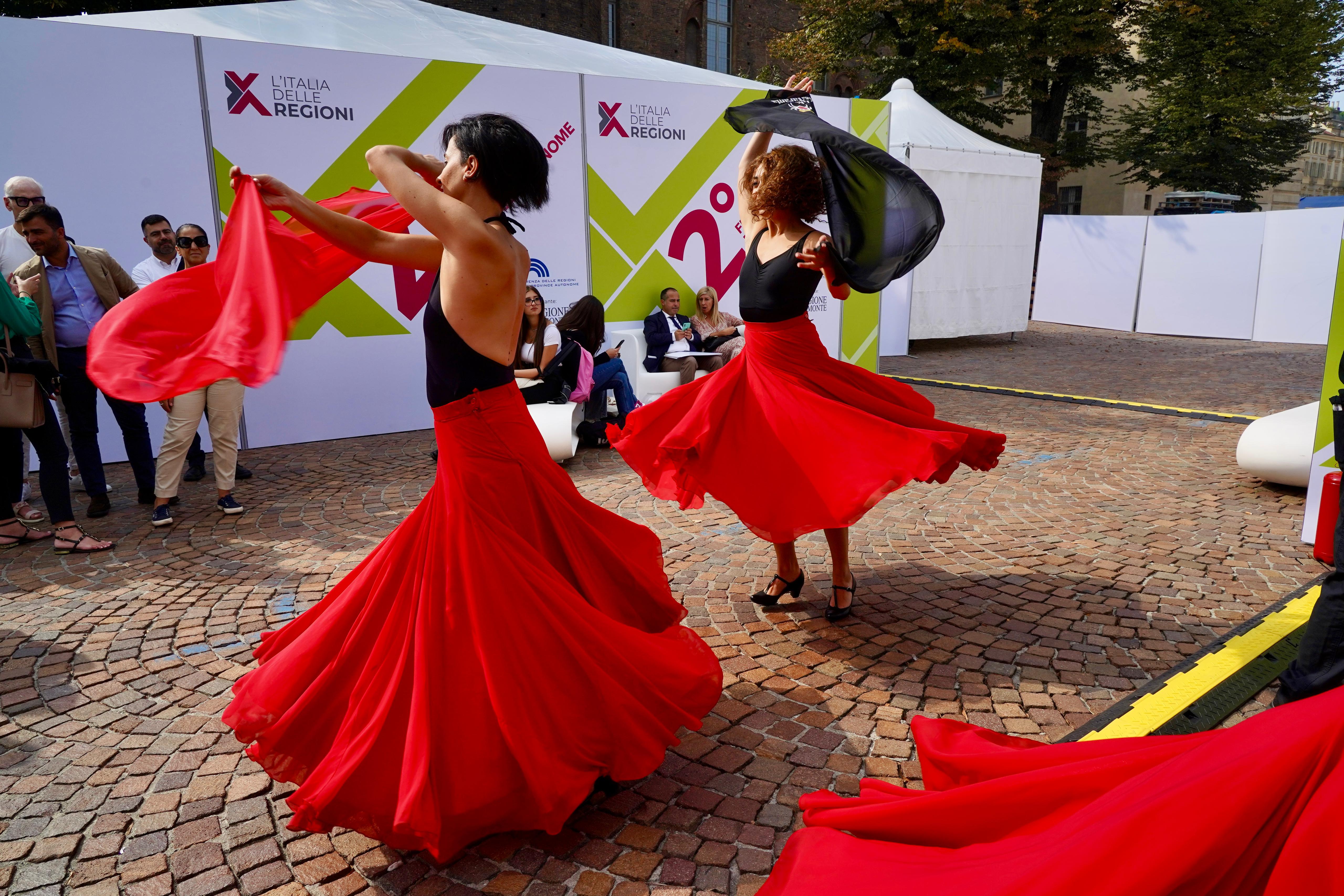 Galleria FESTIVAL DELLE REGIONI, OGGI IL PRESIDENTE MATTARELLA  EMILIANO: “SUL PNRR LE REGIONI VIGILERANNO E COLLABORERANNO AFFINCHÈ GLI OBIETTIVI DI SPESA SIANO RISPETTATI” - Diapositiva 10 di 13