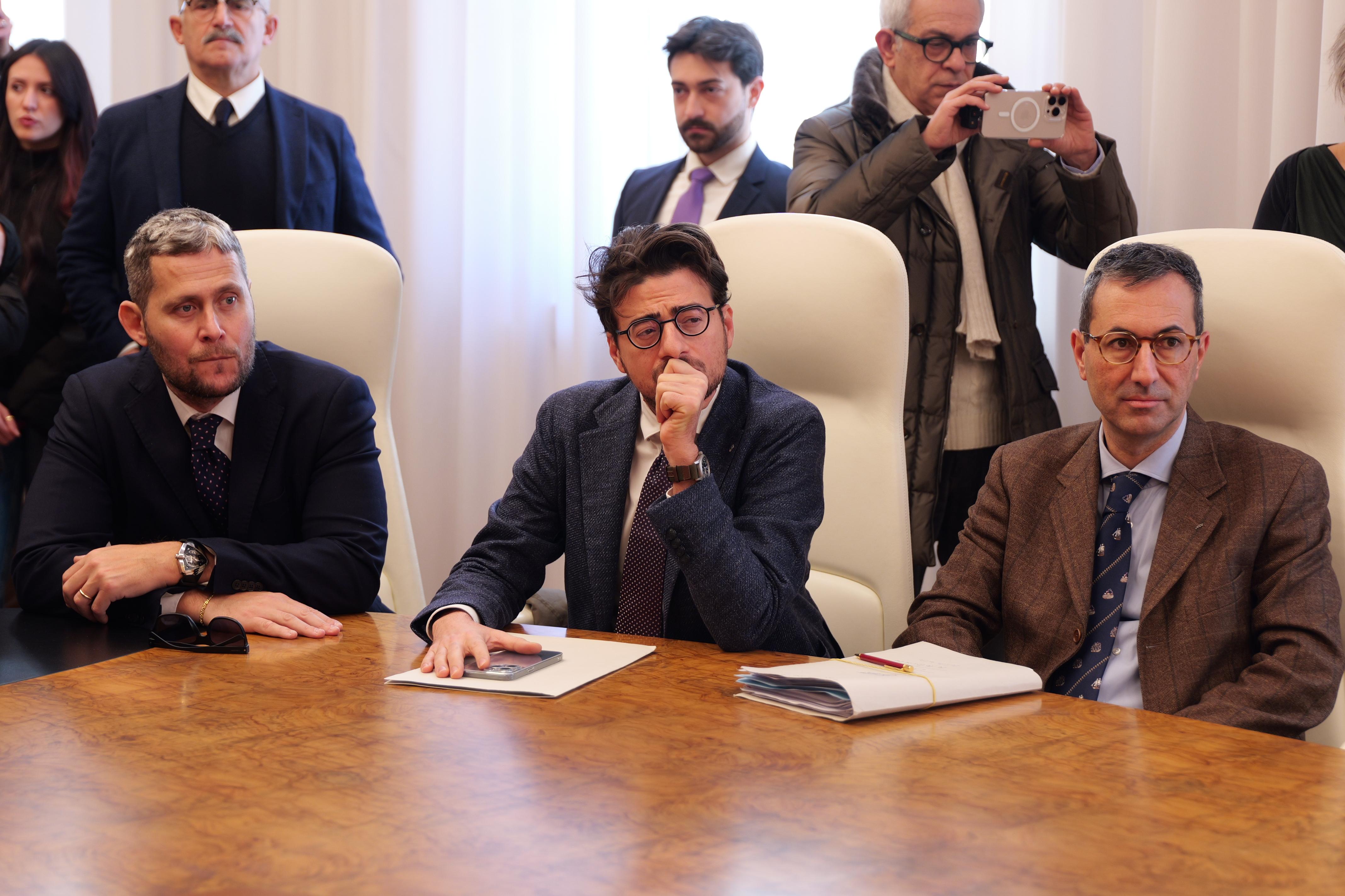 Galleria Tavolo regionale di contrasto all’abusivismo edilizio, presidente Decaro: “Regione al fianco dei Comuni. La legalità è una priorità e leva di sviluppo” - Diapositiva 5 di 7