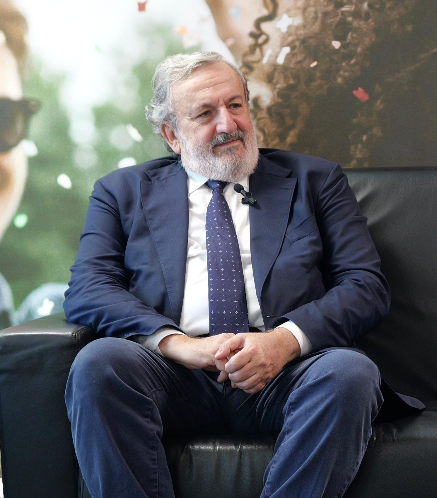 Galleria Il presidente Emiliano in visita a Teleperformance: “La Regione investe in innovazione e servizi, Taranto è una grande opportunità” - Diapositiva 4 di 11