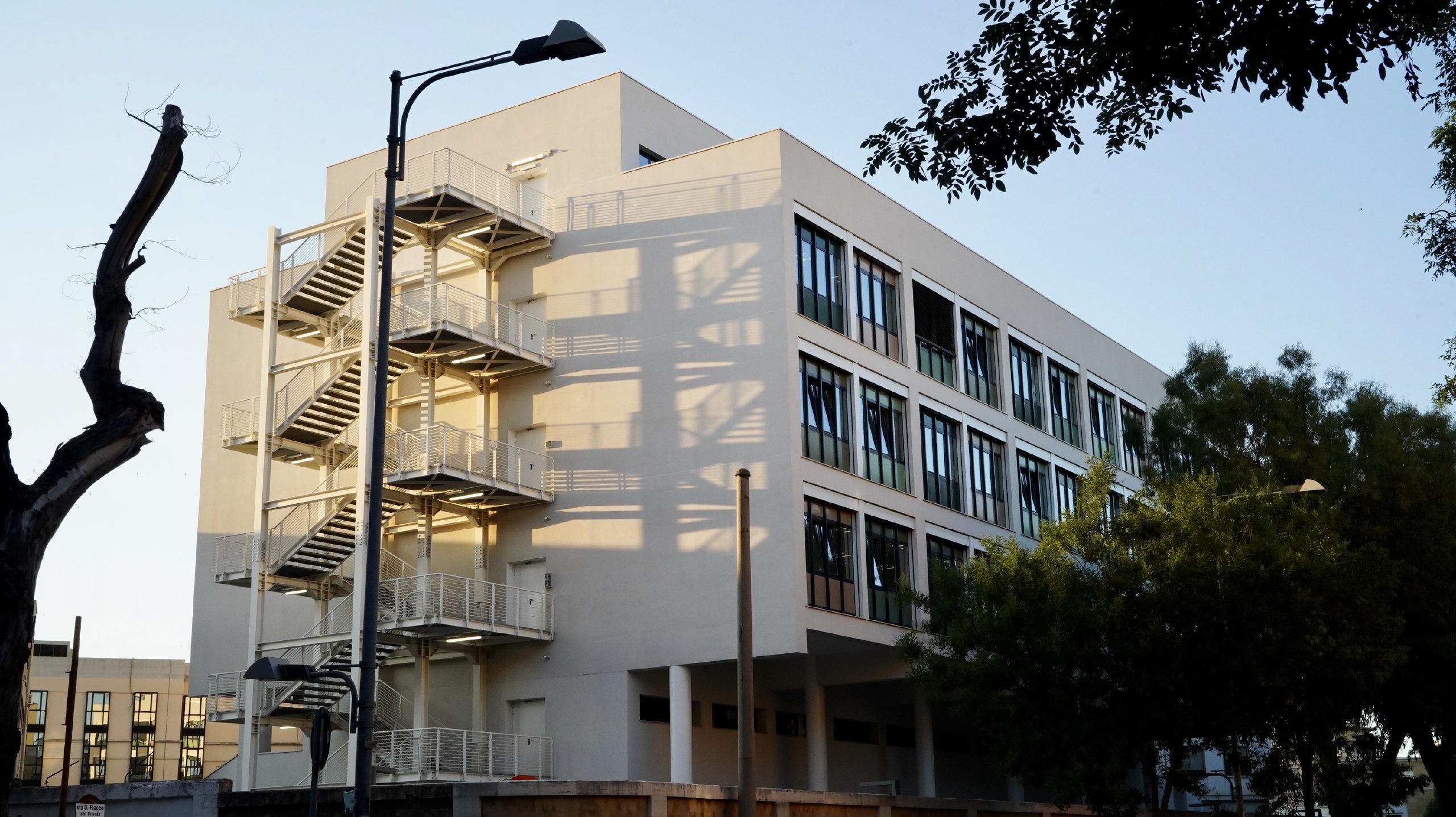 Galleria Inaugurato,con il presidente Emiliano, il nuovo padiglione di Nefrologia e dialisi del Policlinico di Bari  Strumentazioni hi-tech, spazi per la telemedicina e aule studio - Diapositiva 12 di 18