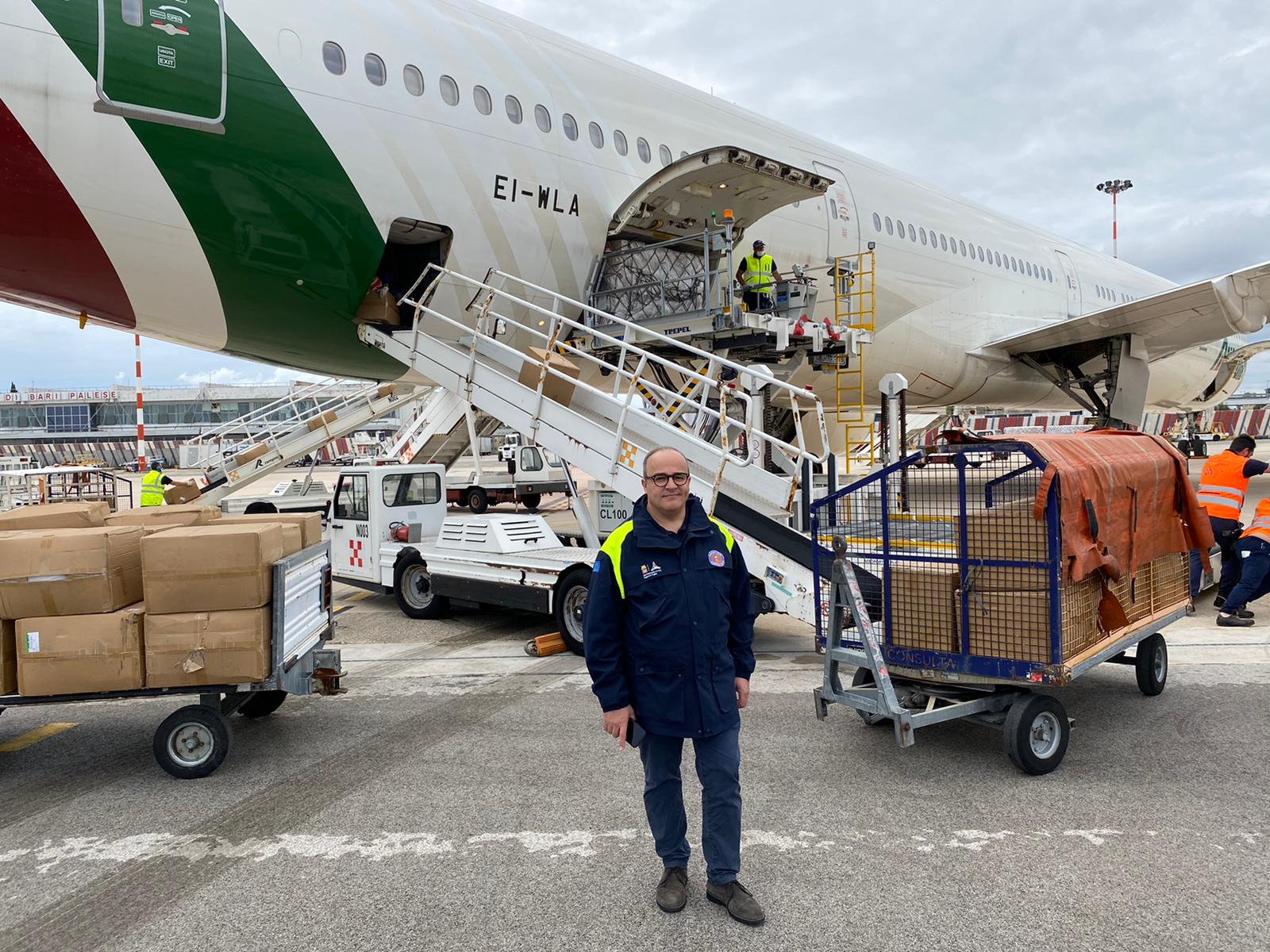 Galleria Centomila tute dpi arrivate oggi a Bari comprate  da Protezione Civile regionale - Diapositiva 10 di 11