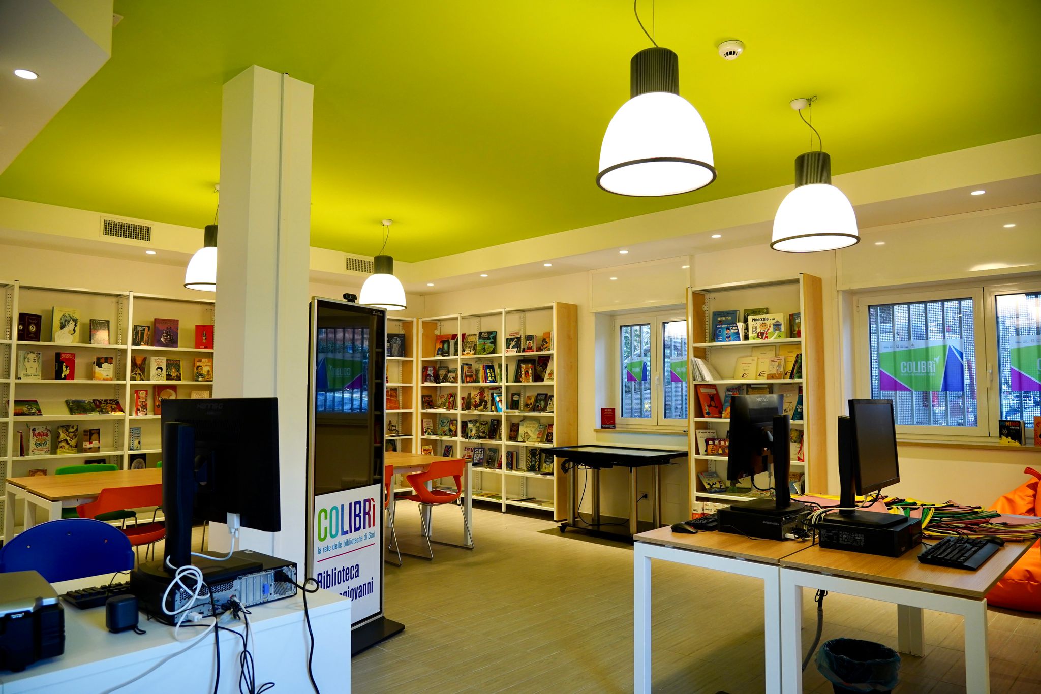 Galleria A CARBONARA L’INAUGURAZIONE DELLA COMMUNITY LIBRARY “MAUROGIOVANNI” NELLA SCUOLA DE MARINIS CON IL PRESIDENTE EMILIANO - Diapositiva 2 di 9