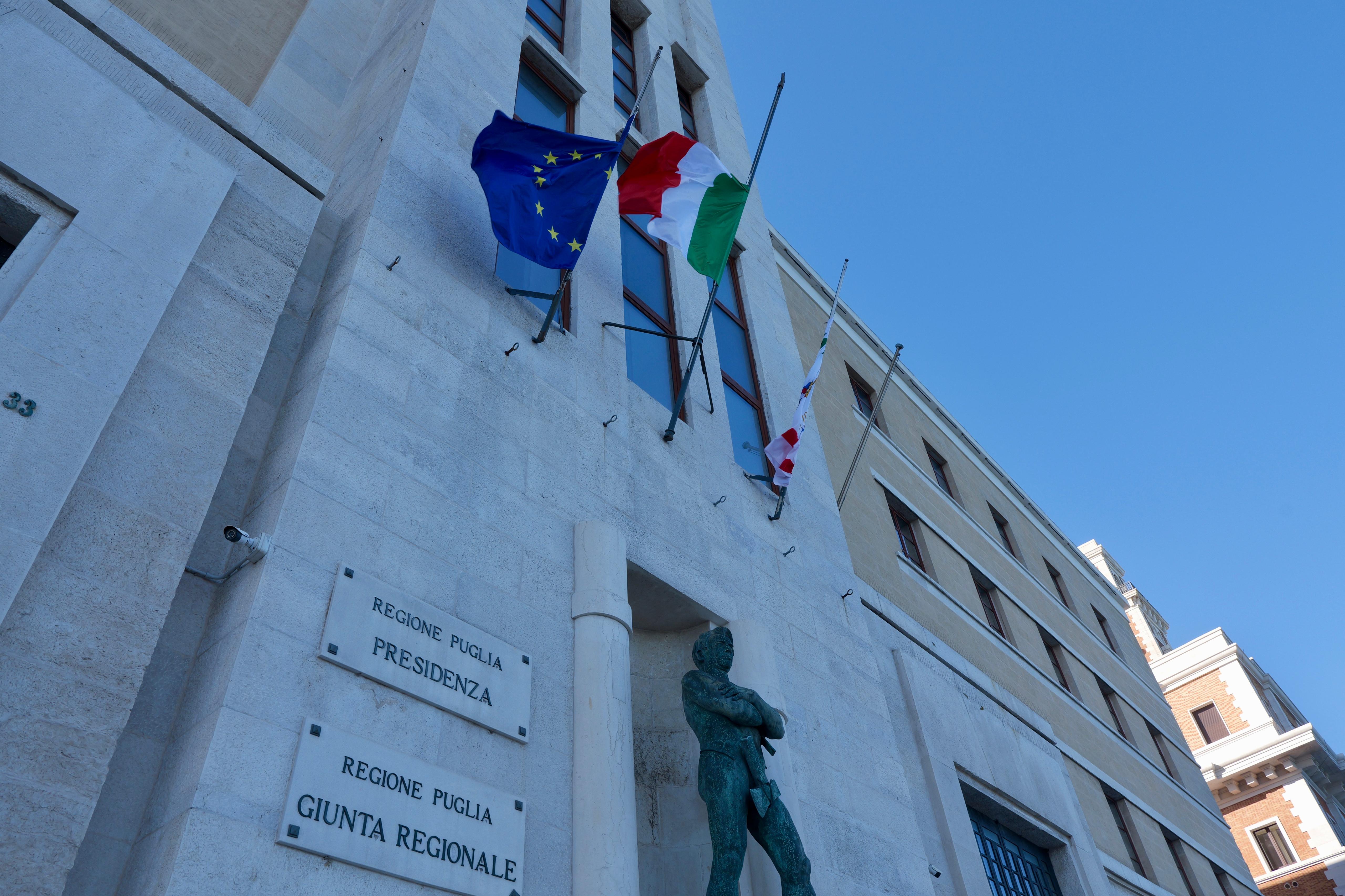 Galleria Giornata della Memoria, bandiere a mezz'asta sul Palazzo di Presidenza. Le dichiarazioni del presidente Decaro e dell'assessora Miglietta - Diapositiva 2 di 4