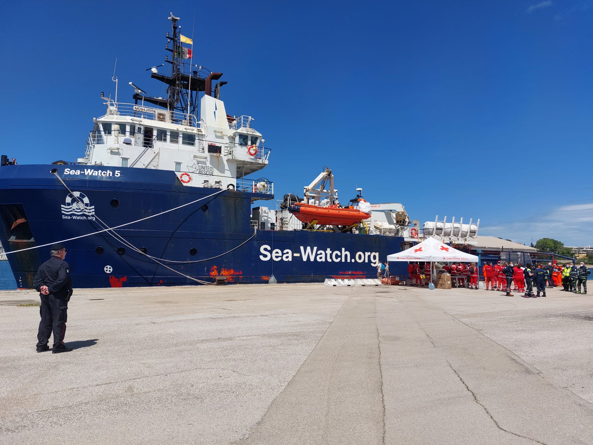 Galleria Protezione civile, l’assessore regionale a Brindisi per lo sbarco di 166 migranti - Diapositiva 3 di 5
