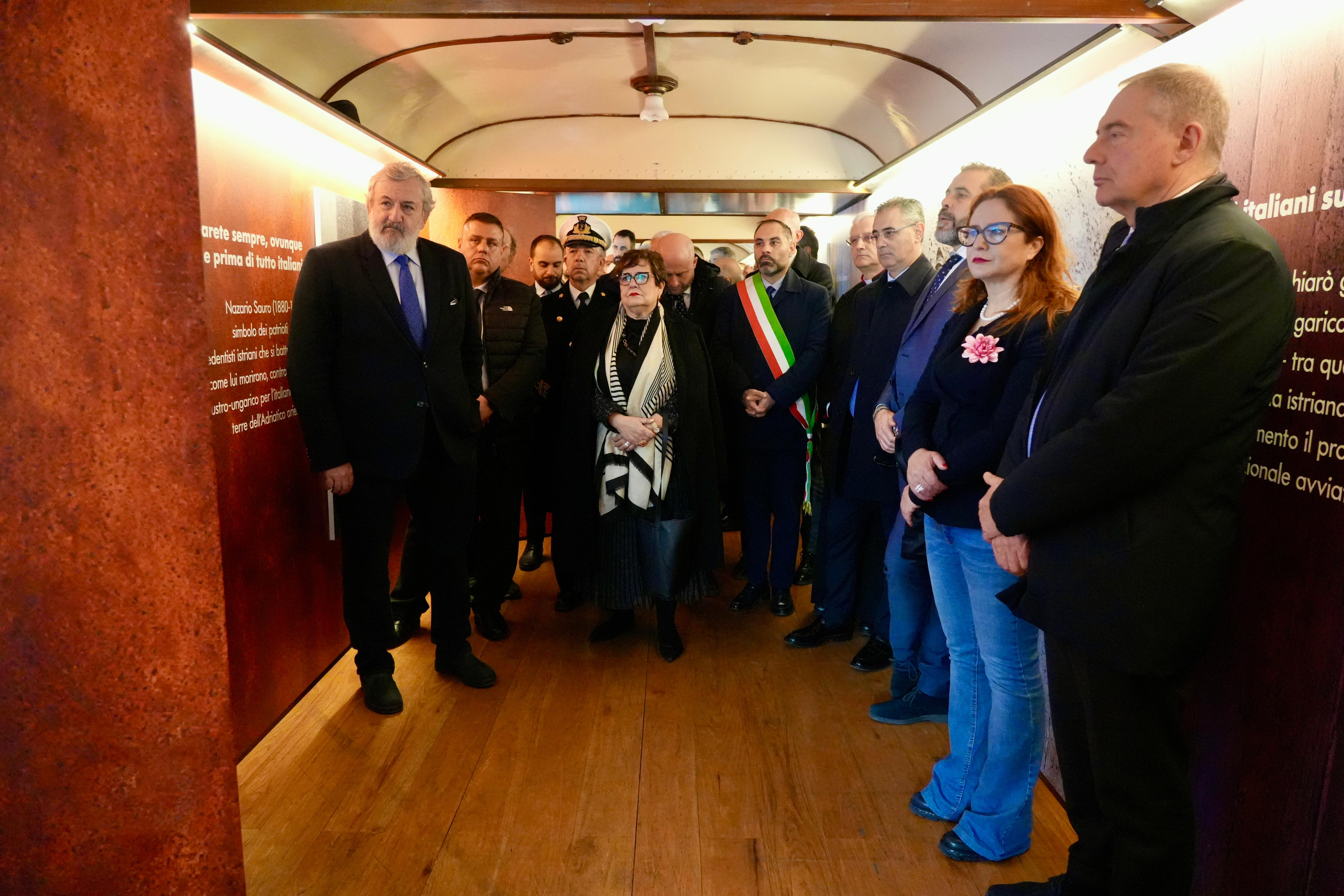 Galleria Treno del Ricordo, cerimonia di chiusura a Taranto con Emiliano, Di Bari e il ministro Urso - Diapositiva 10 di 15