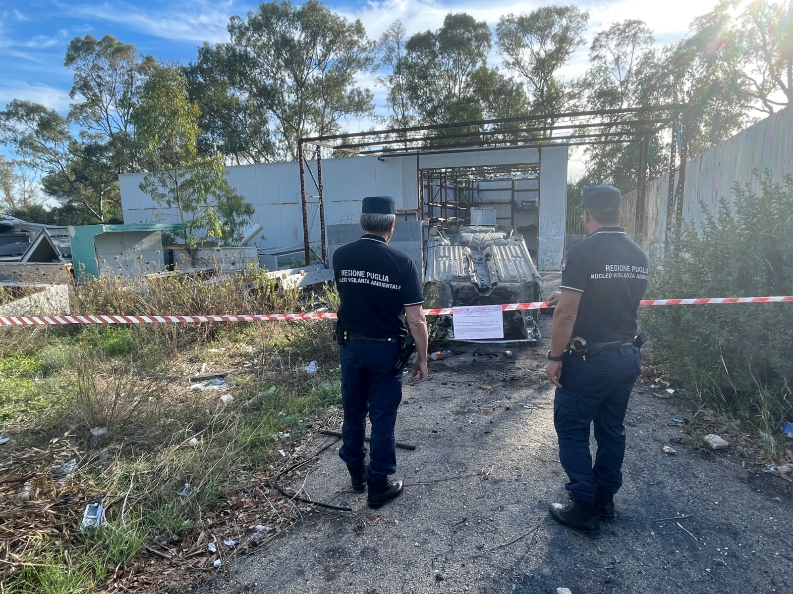 Galleria DISCARICA ABUSIVA INDIVIDUATA CON I DRONI DELLA REGIONE PUGLIA. OPERAZIONE CONGIUNTA SEZIONE DI VIGILANZA AMBIENTALE – POLIZIA STRADALE - Diapositiva 2 di 3