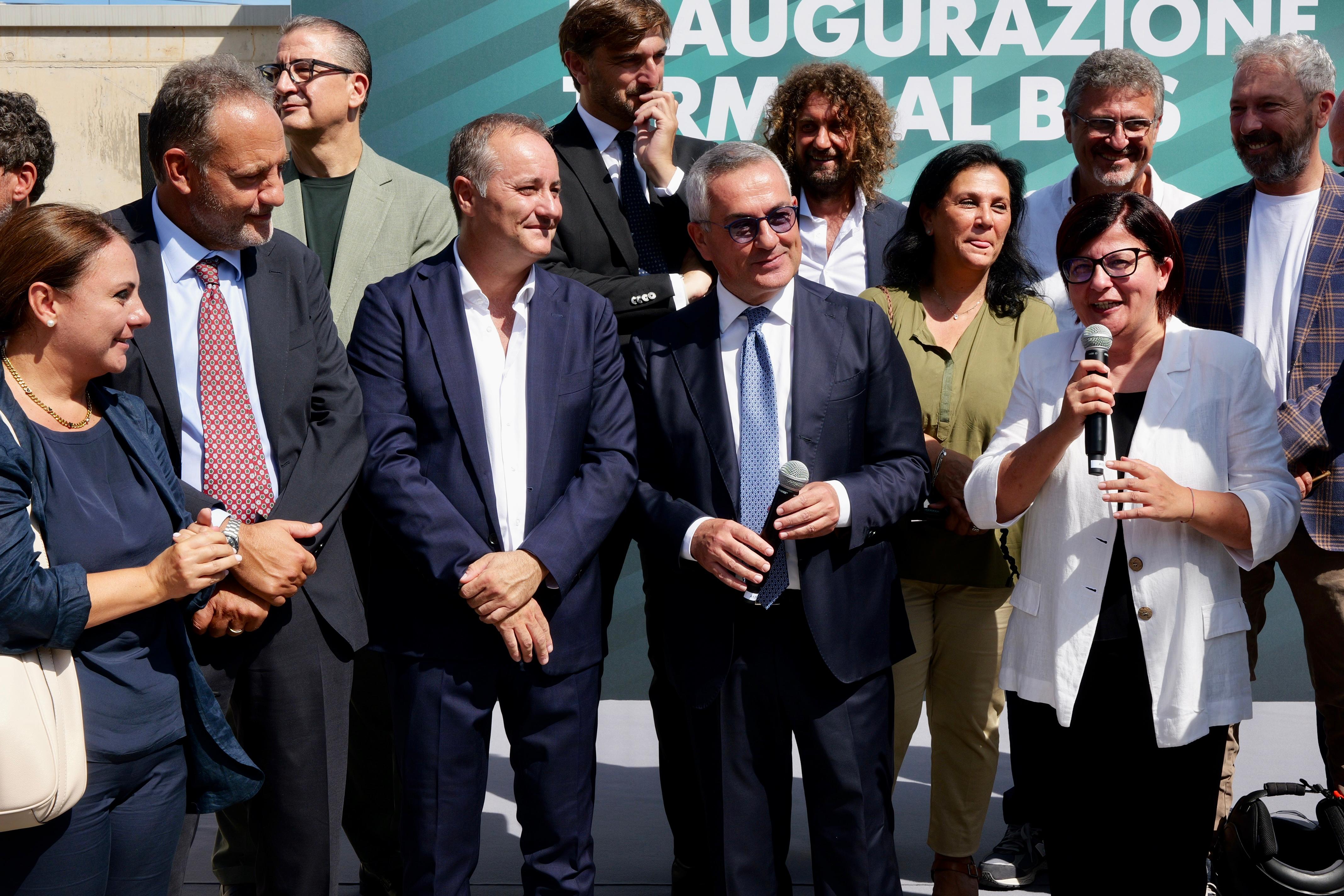 Galleria Terminal bus di Bari Centrale, Emiliano e Ciliento: “Con questa struttura affermiamo l’idea di un’offerta di trasporto ordinata, intermodale, sostenibile e sicura” - Diapositiva 3 di 7
