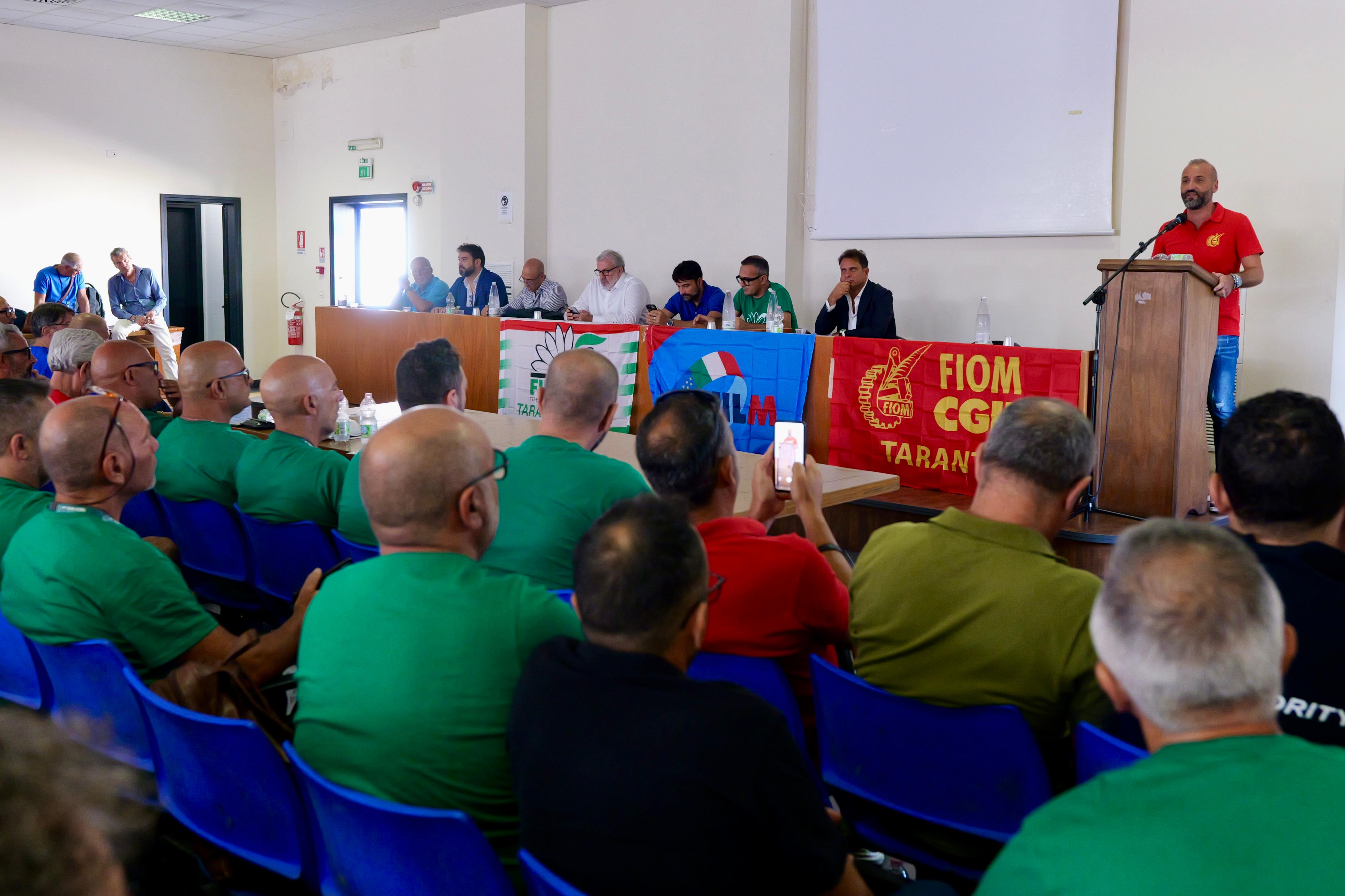 Galleria Il presidente Emiliano al consiglio di fabbrica ex Ilva: “il sindacato ci chiede di non mollare sulla decarbonizzazione e di non favorire la deindustrializzazione” - Diapositiva 6 di 7