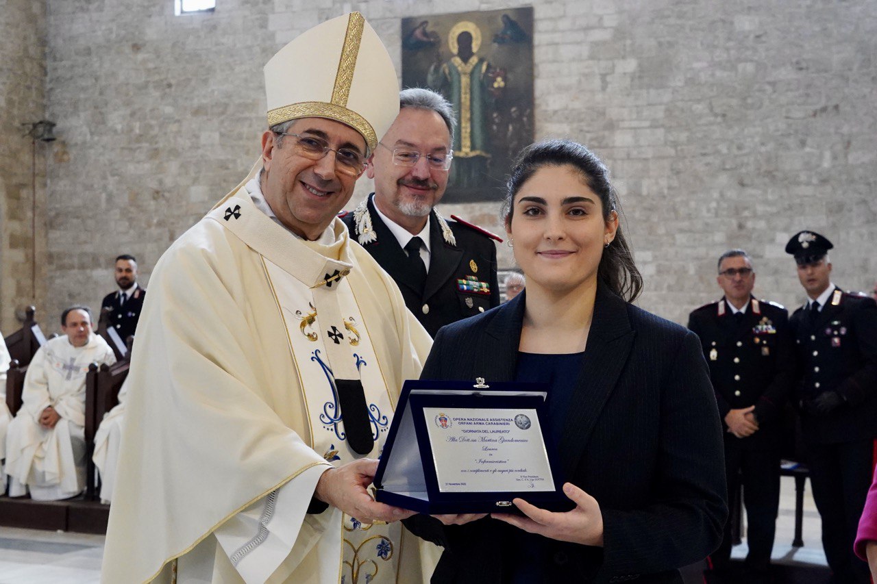 Galleria Emiliano alla messa per la Virgo Fidelis: “Giornata dedicata a chi ci offre un servizio umano, puntuale e professionale per la nostra sicurezza” - Diapositiva 7 di 10