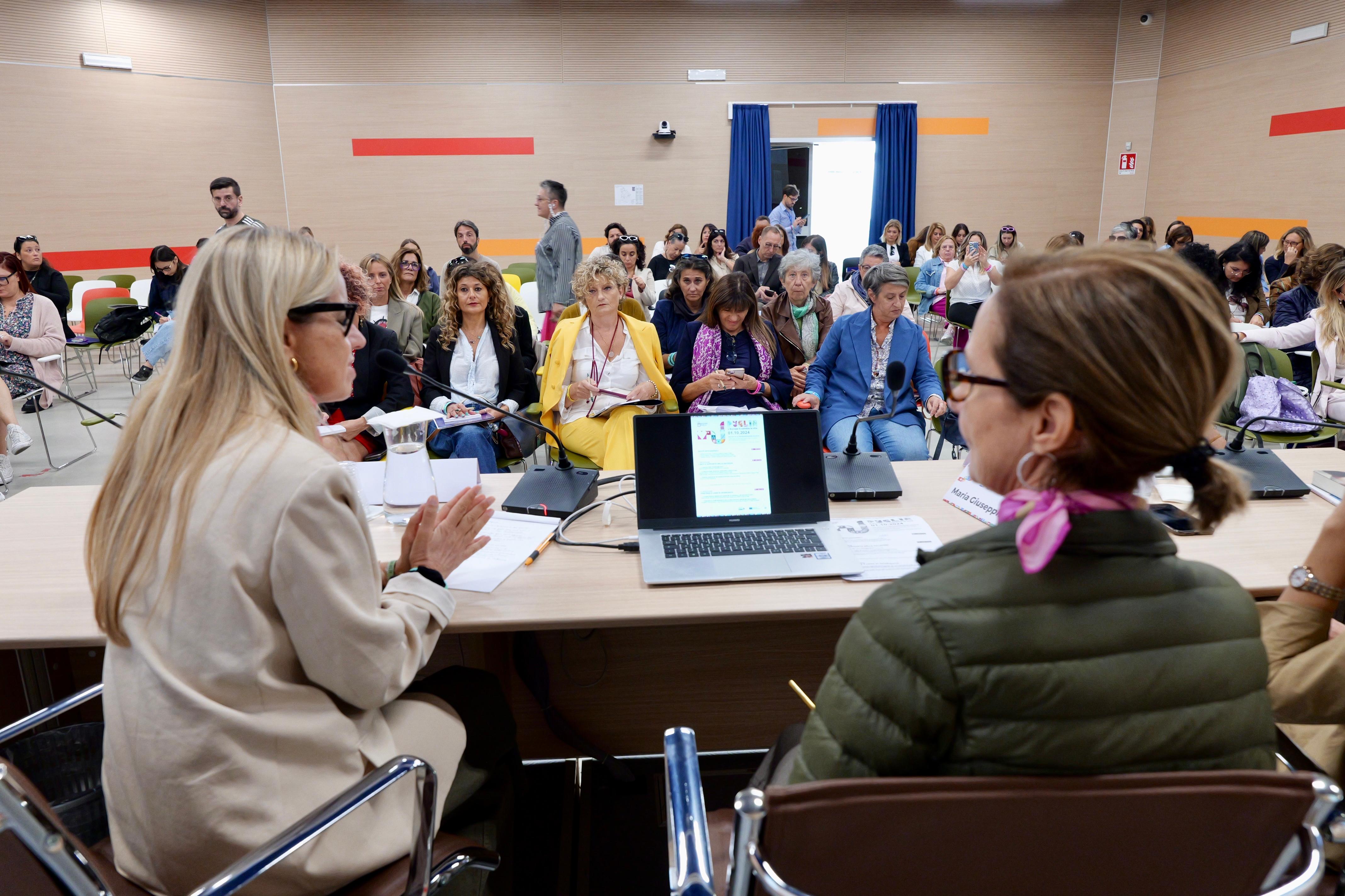 Galleria Violenza di genere, Triggiani e Romano alla presentazione del monitoraggio realizzato dal Dipartimento Welfare e dall'Ufficio Statistico Regionale - Diapositiva 1 di 12