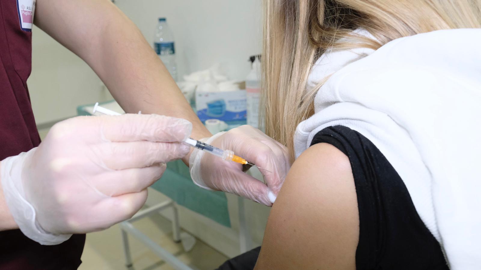 Galleria Ottomila prenotazioni dei 12-19 anni pugliesi per “La notte è giovane”: da stasera a domenica sessioni vaccinali notturne - Diapositiva 6 di 7