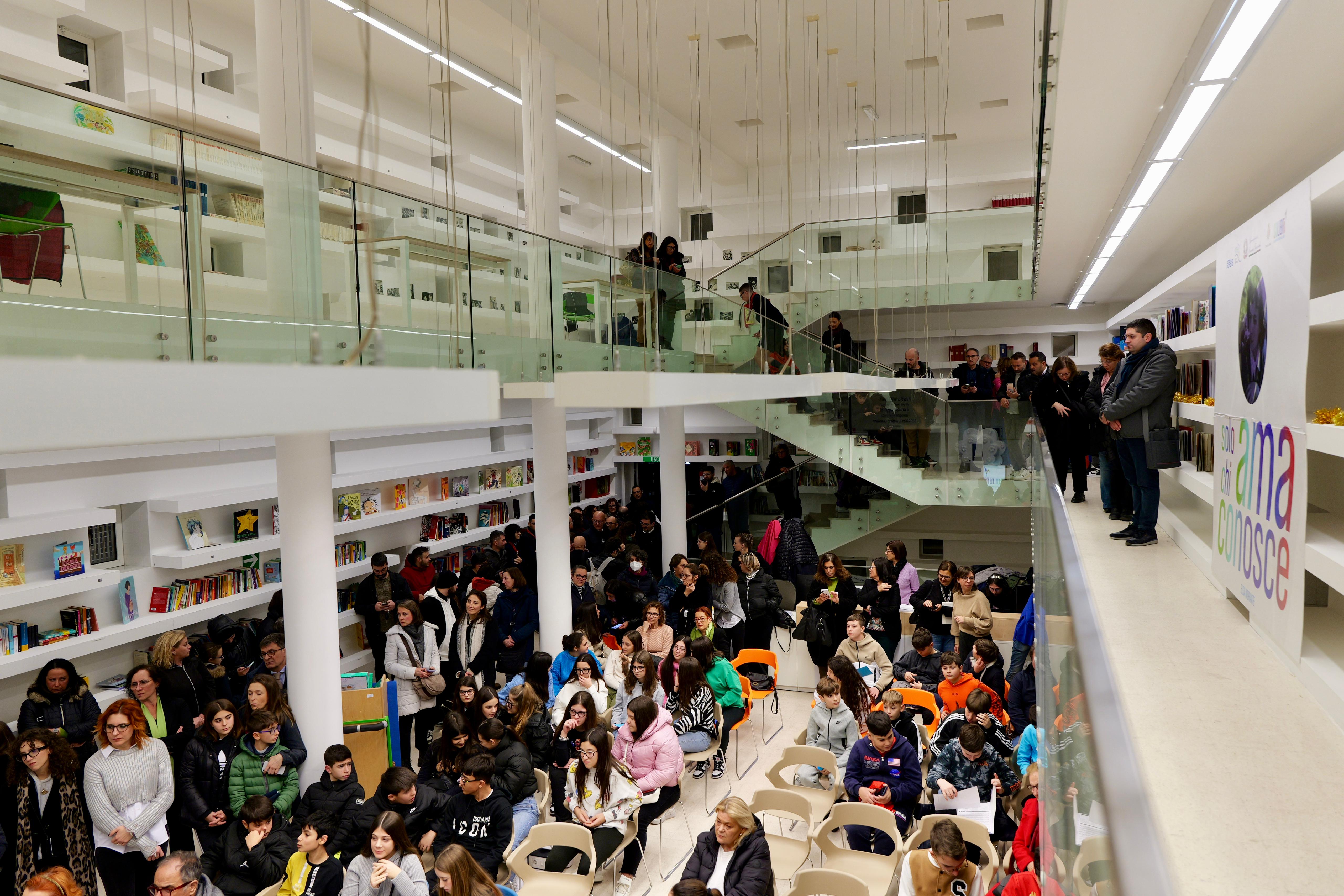 Galleria INAUGURATA LA BIBLIOTECA LOMBARDI AL SAN PAOLO DI BARI, UNDICESIMA DELLA RETE COLIBRÌ A BARI E FRA LE 130 BIBLIOTECHE DI COMUNITÀ REALIZZATE IN PUGLIA.  - Diapositiva 4 di 4