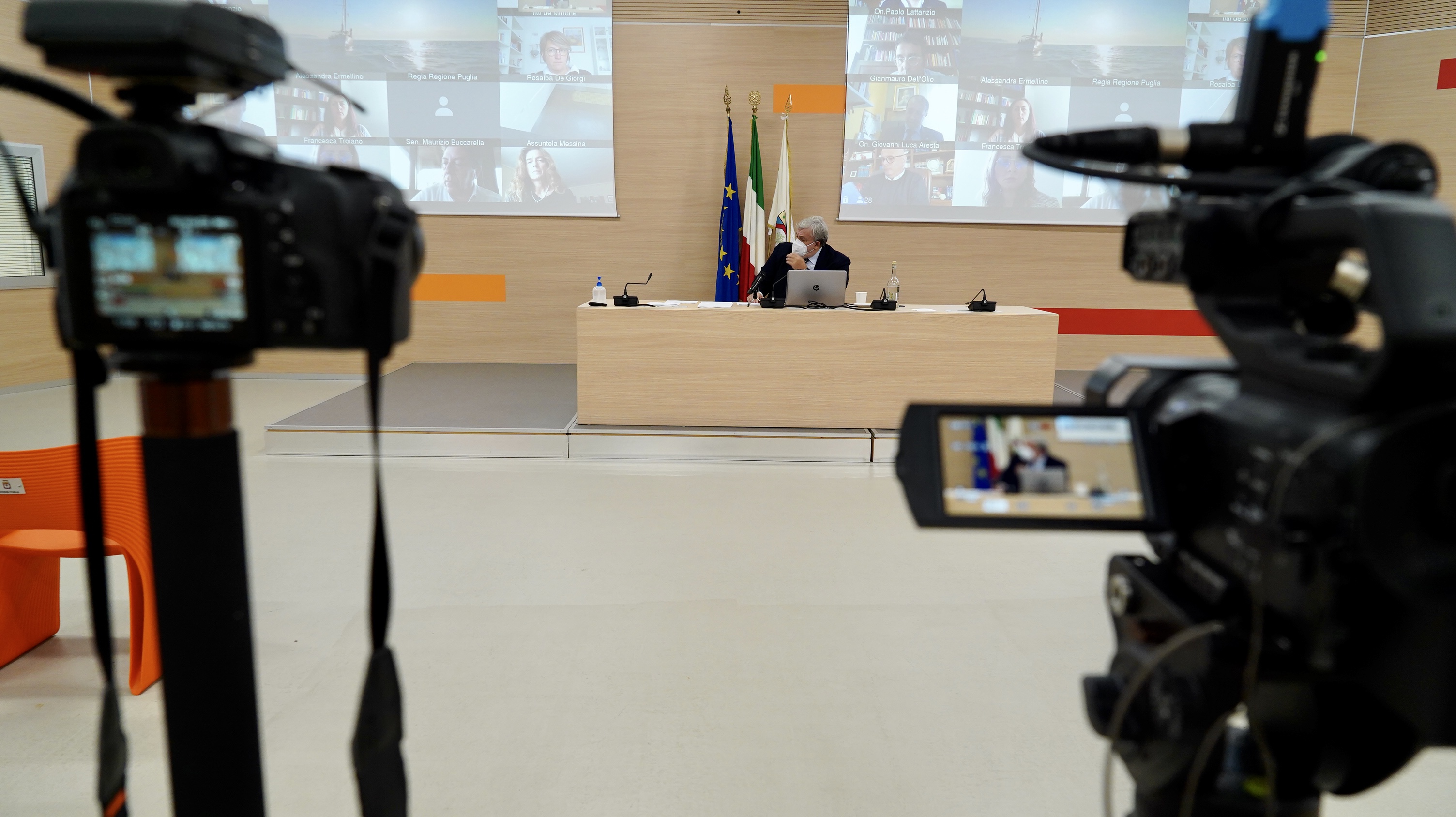 Galleria INCONTRO TRA EMILIANO E PARLAMENTARI ED EUROPARLAMENTARI DI GOVERNO SUL PROGRAMMA DELLA PUGLIA - Diapositiva 4 di 11