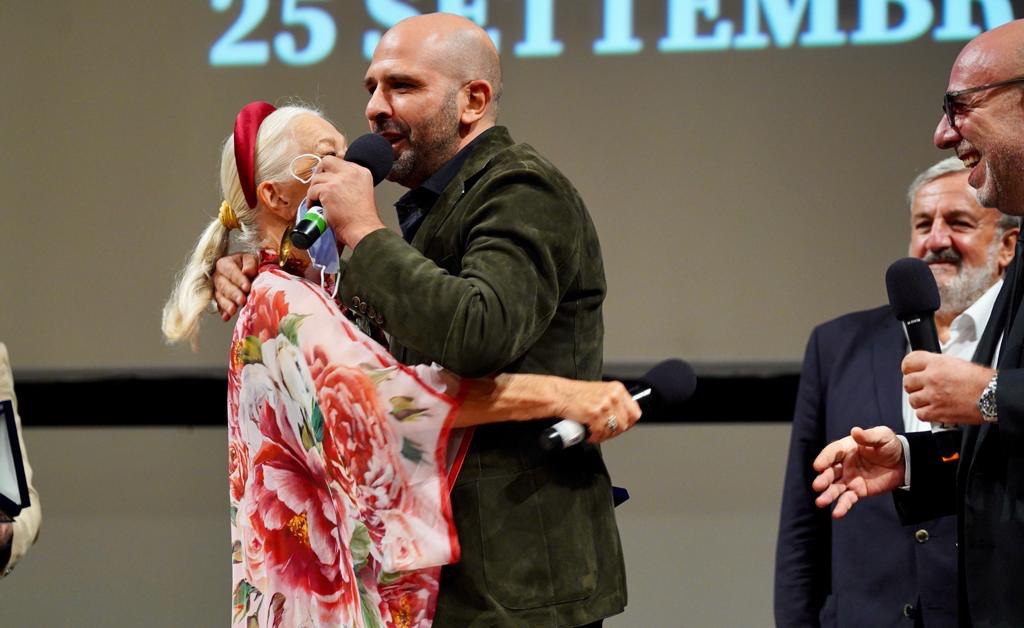 Galleria BIFEST, EMILIANO ALLA PREMIAZIONE DI HELEN MIRREN E TAYLOR HACKFORD - Diapositiva 17 di 27