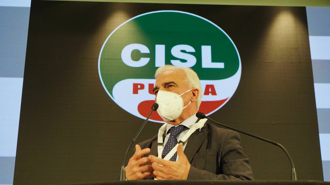 Galleria Il presidente Emiliano e gli assessori Leo, Palese, Pentassuglia al XIII Congresso regionale Cisl Puglia a Bari - Diapositiva 12 di 18