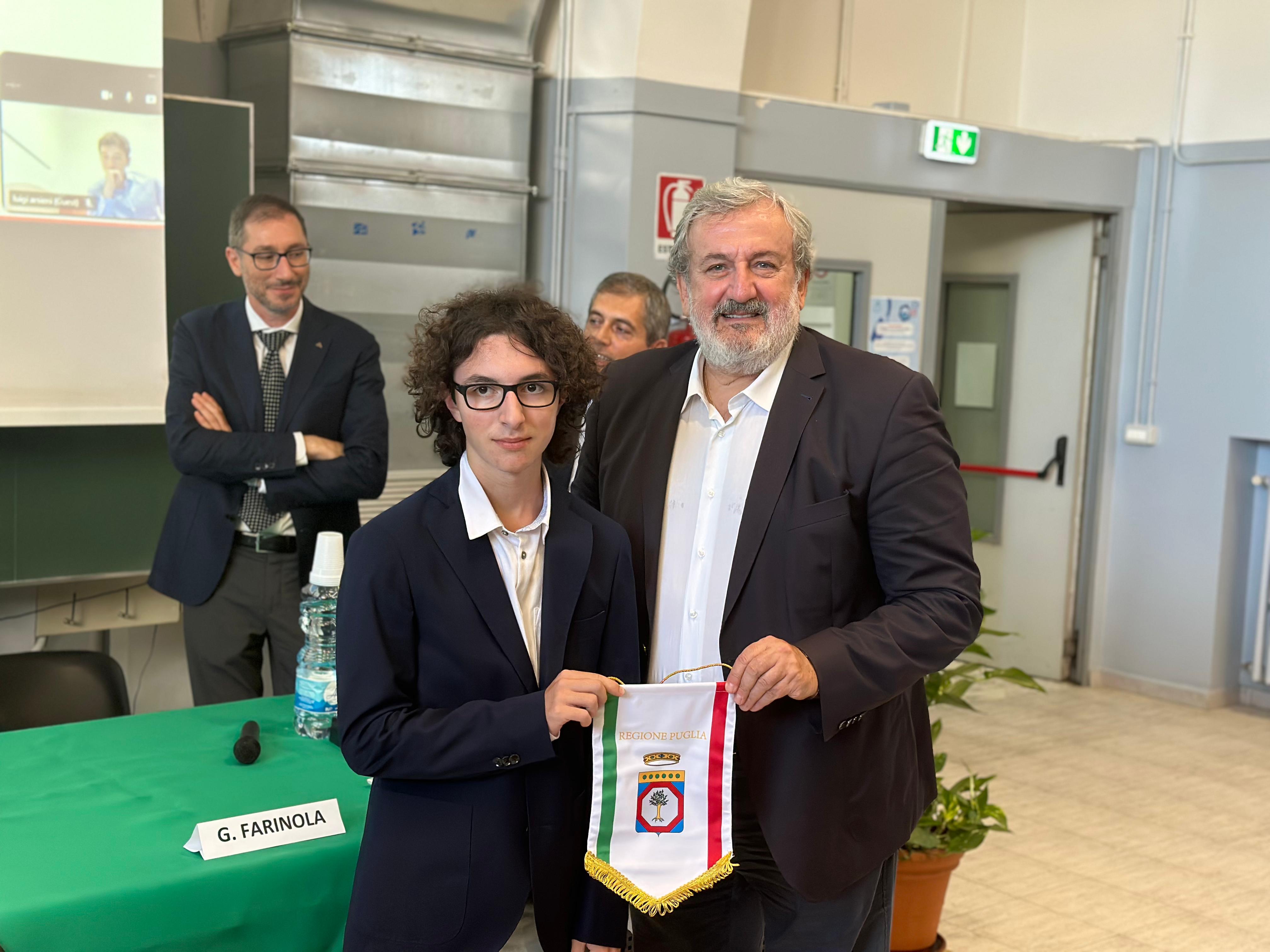 Galleria GIOCHI DELLA CHIMICA, EMILIANO E FARINOLA (SCI) HANNO INCONTRATO GLI STUDENTI PUGLIESI DISTINTISI ALL’ULTIMA EDIZIONE - Diapositiva 7 di 11