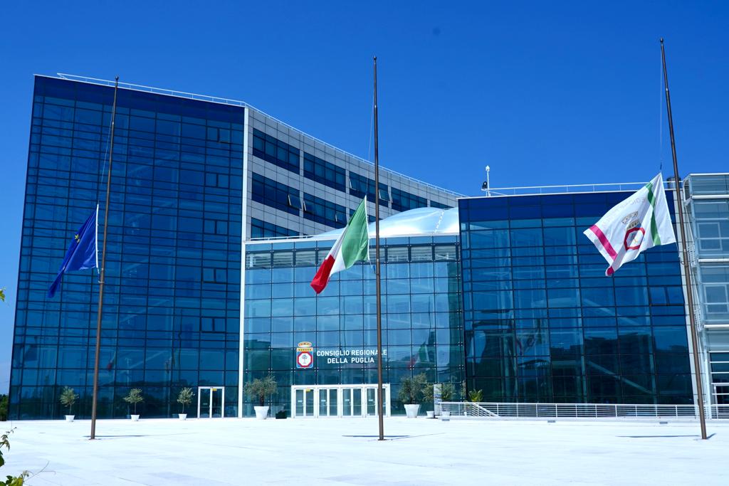 Galleria Bandiere a mezz’asta in Regione Puglia per il lutto nazionale per l'alluvione in Emilia Romagna - Diapositiva 6 di 6