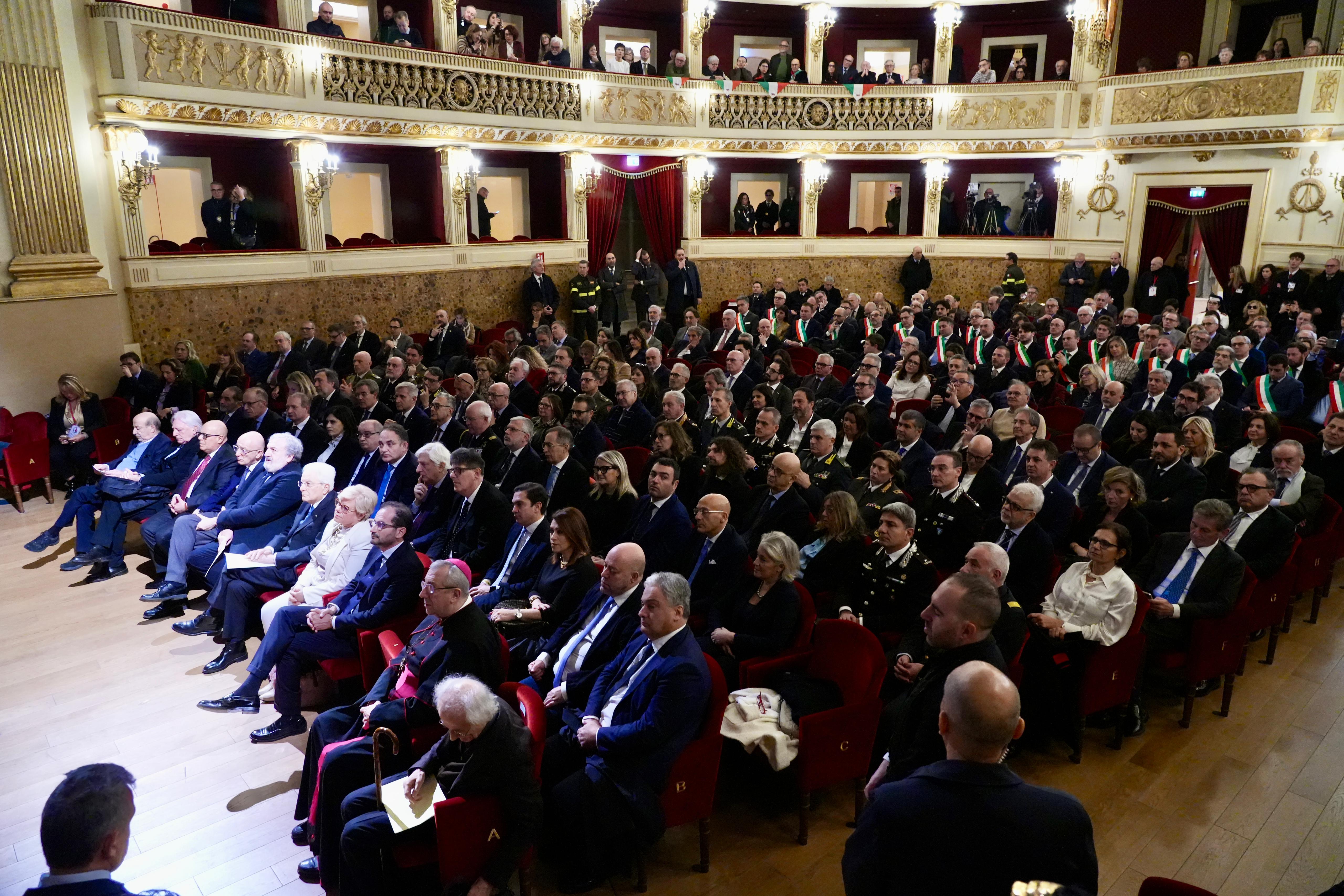 Galleria Il presidente della Repubblica Sergio Mattarella e il presidente della Regione Puglia Michele Emiliano alla mostra sulle stragi nazifasciste nella Guerra di Liberazione 1943-1945 - Diapositiva 10 di 17