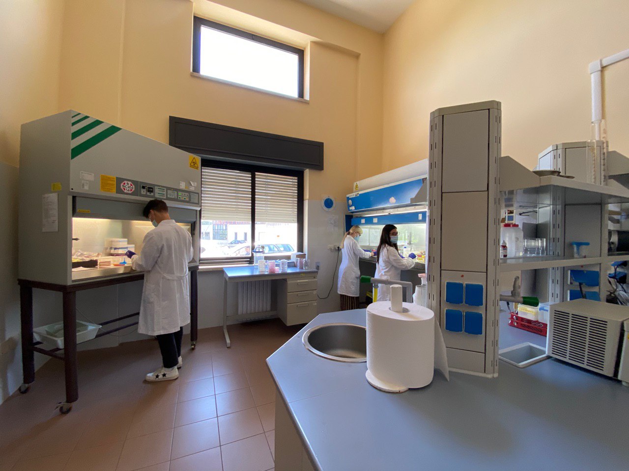 Galleria Emiliano visita il nuovo laboratorio di microbiologia e virologia del “De Bellis” di Castellana: può processare oltre 800 tamponi al giorno - Diapositiva 6 di 8