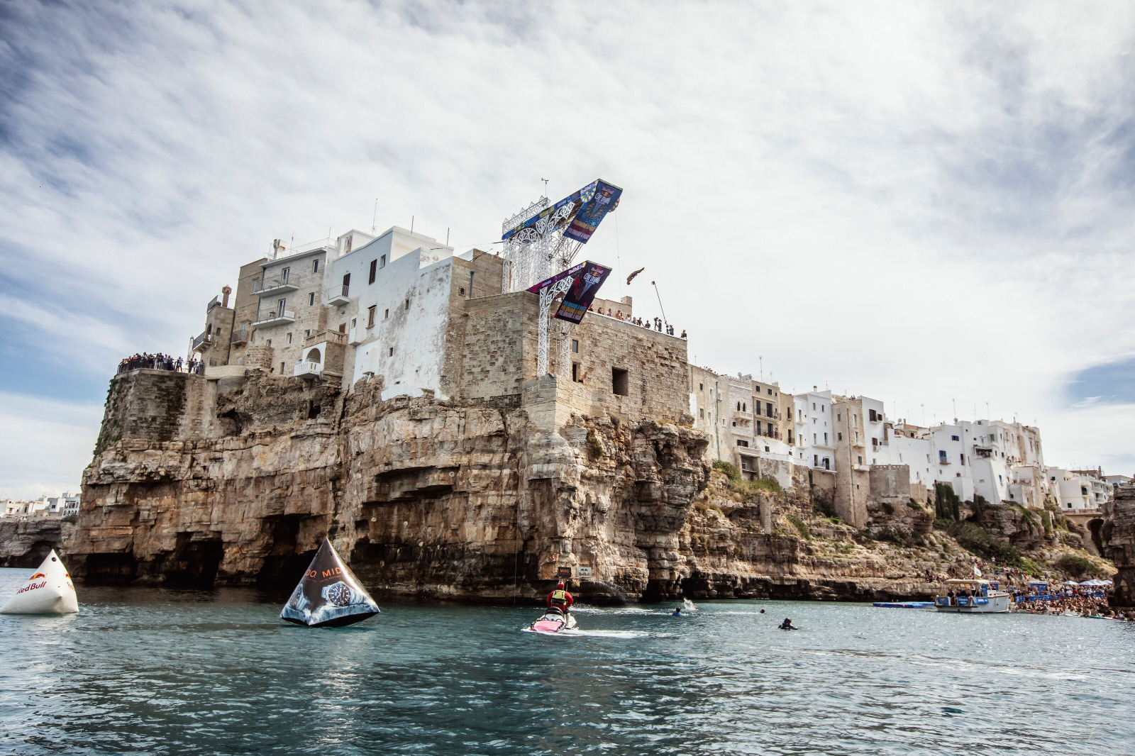 Galleria L’1 e 2 luglio 2023 l’élite del Red Bull Cliff Diving  torna per la 10° volta a Polignano a Mare - Diapositiva 12 di 16