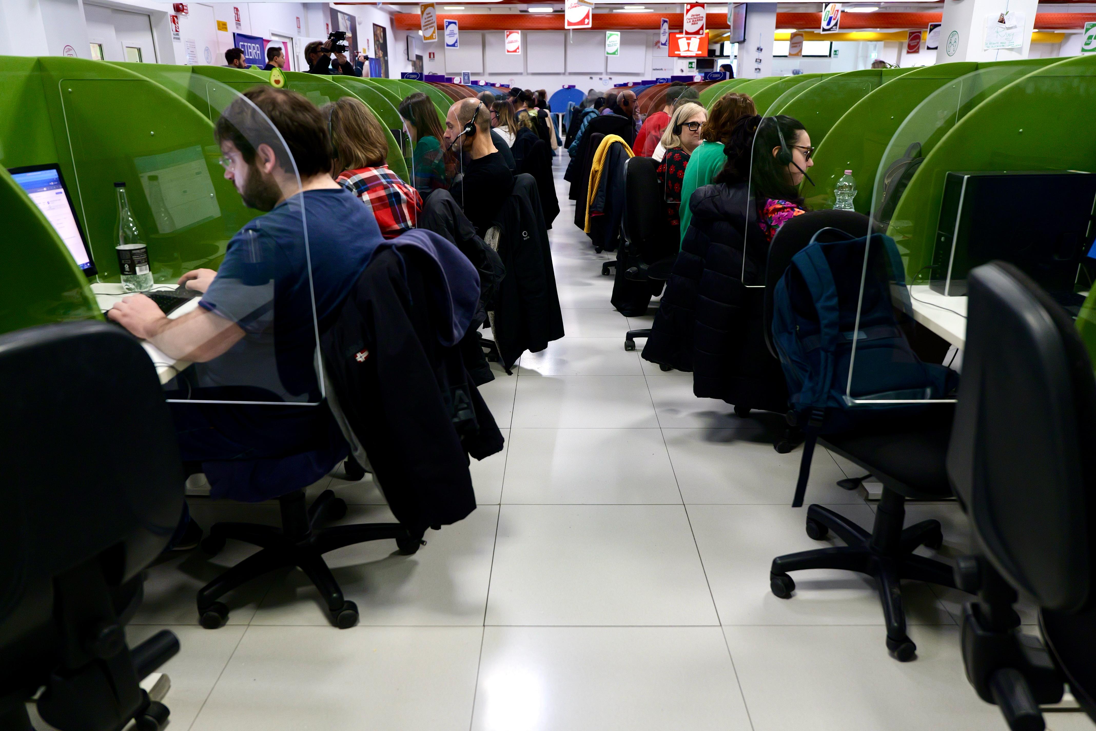 Galleria La tecnologia salva i posti di lavoro: Network Contacts e Regione Puglia evitano i 280 licenziamenti - Diapositiva 13 di 18