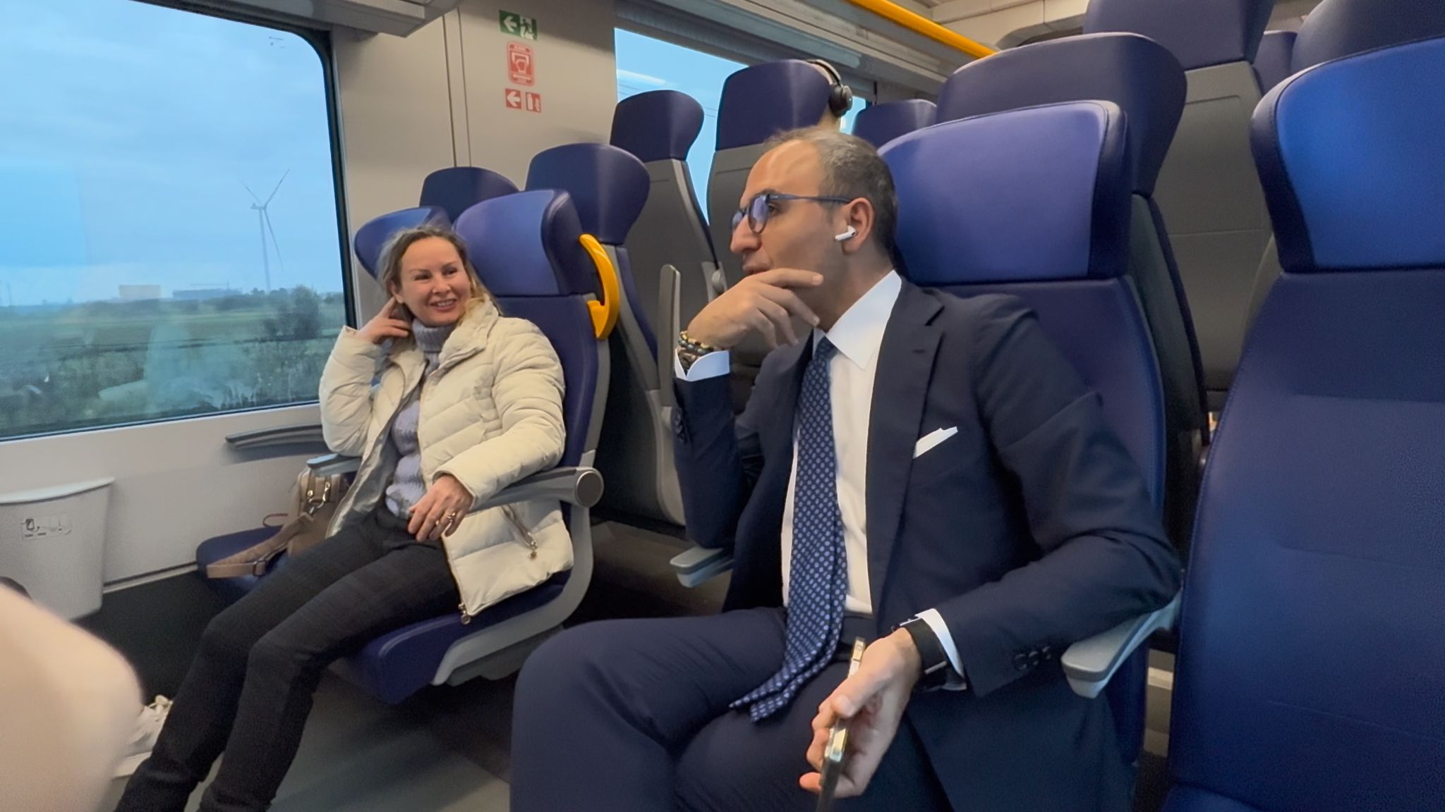 Galleria Trasporti, Piemontese: “Il primo giorno si comincia dalle persone. Sul treno delle 7:30 per capire, ascoltare, migliorare”. A bordo passaggio di consegne simbolico con Debora Ciliento - Diapositiva 1 di 3