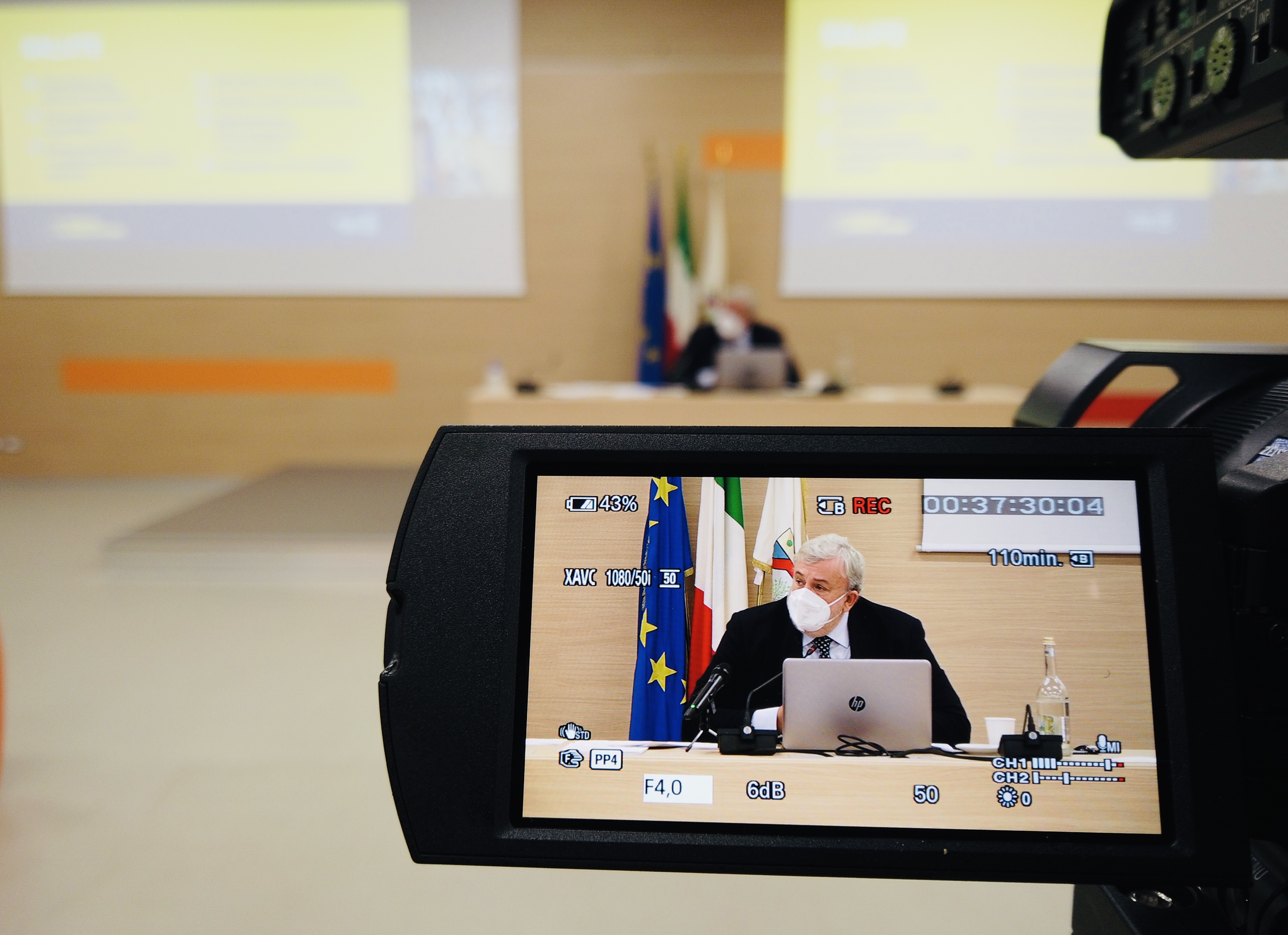 Galleria INCONTRO TRA EMILIANO E PARLAMENTARI ED EUROPARLAMENTARI DI GOVERNO SUL PROGRAMMA DELLA PUGLIA - Diapositiva 8 di 11