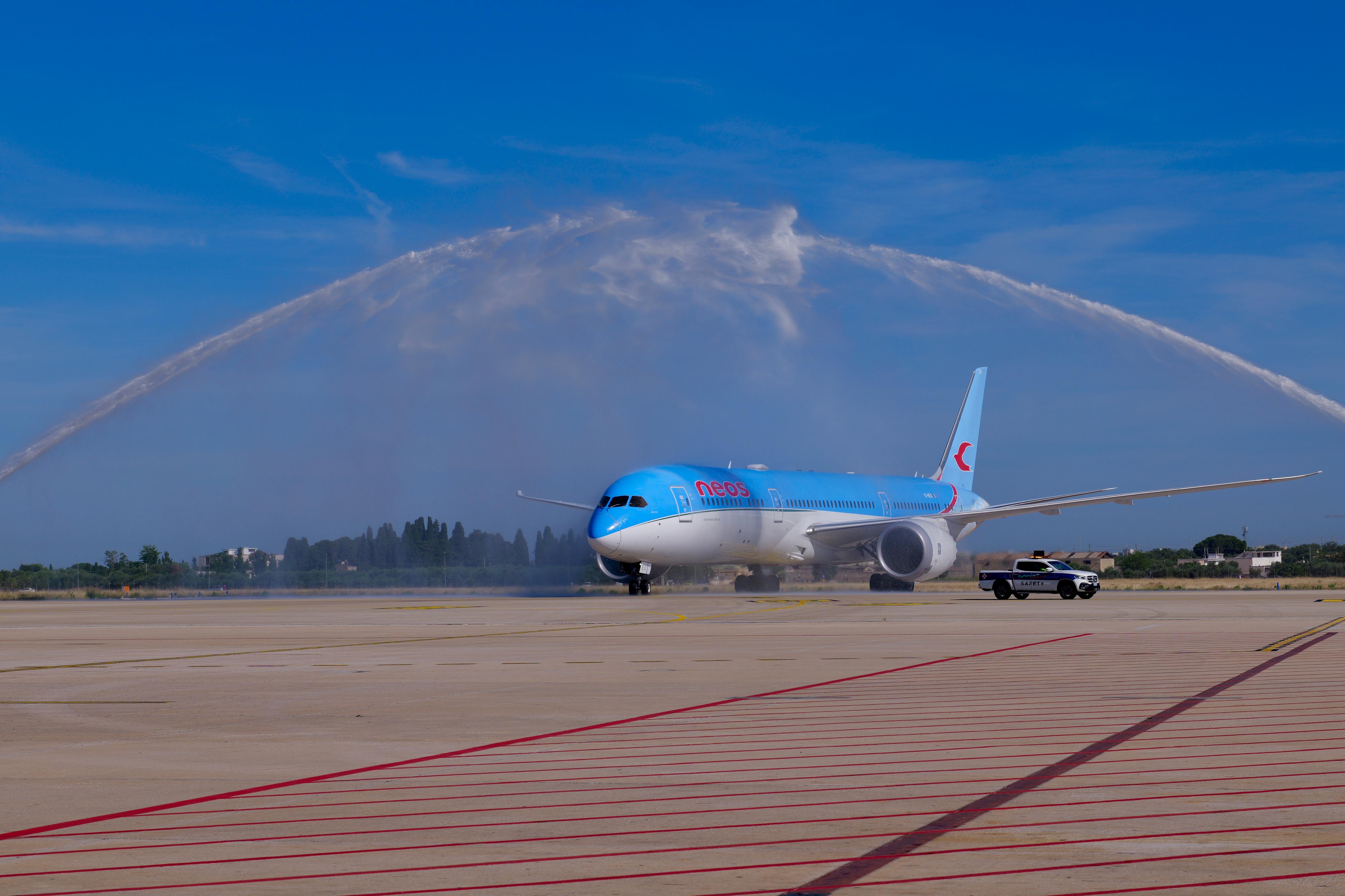 Galleria AEROPORTI DI PUGLIA E NEOS: AL VIA IL VOLO DIRETTO SULLA TRATTA BARI - NEW YORK - Diapositiva 4 di 7