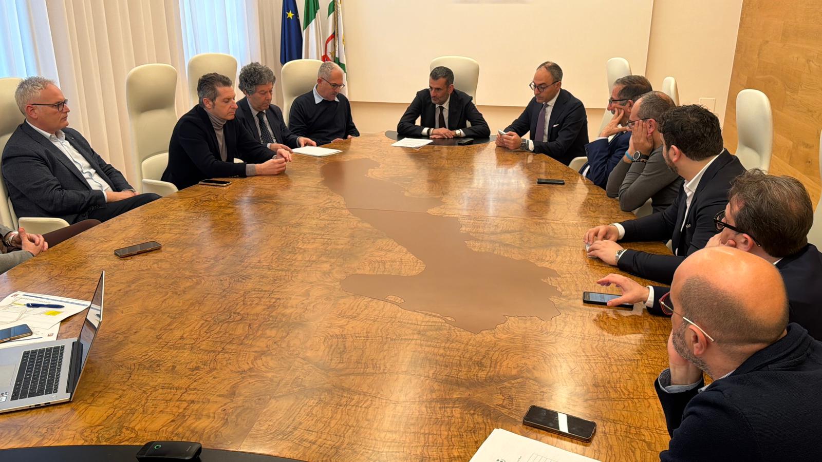 Galleria “Mitigazione del rischio da erosione costiera” (costa alta).  26 milioni di euro stanziati per difesa della costa in tutta la Puglia. Province, Citta Metropolitana e Comuni protagonisti delle scelte. - Diapositiva 3 di 3