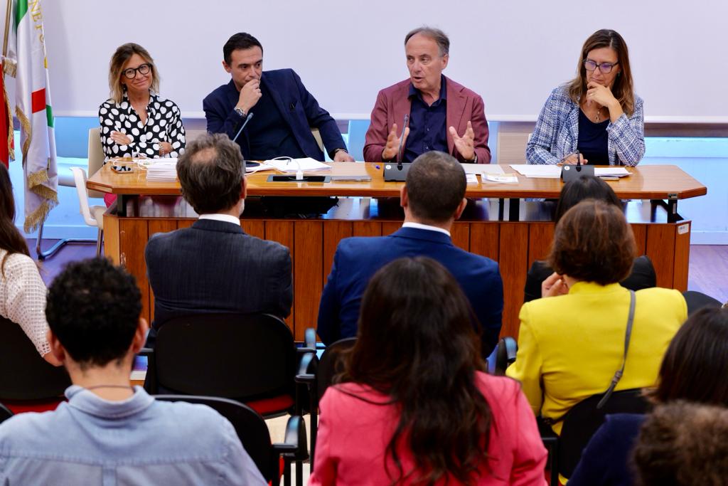 Galleria L’assessore regionale Leo sigla l’accordo con le università pugliesi per il potenziamento del servizio di assistenza psicologica agli studenti - Diapositiva 4 di 11