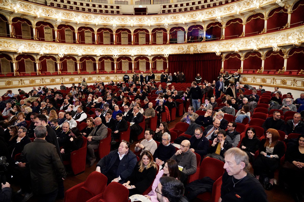 Galleria EMILIANO AGLI STATI REGIONALI DEI RIFIUTI:  “IL PIANO DELLA PUGLIA NON VUOLE IMPATTARE SULL’AMBIENTE. ASECO È UN’ALTERNATIVA PUBBLICA ALLE DIFFICOLTÀ. - Diapositiva 9 di 13